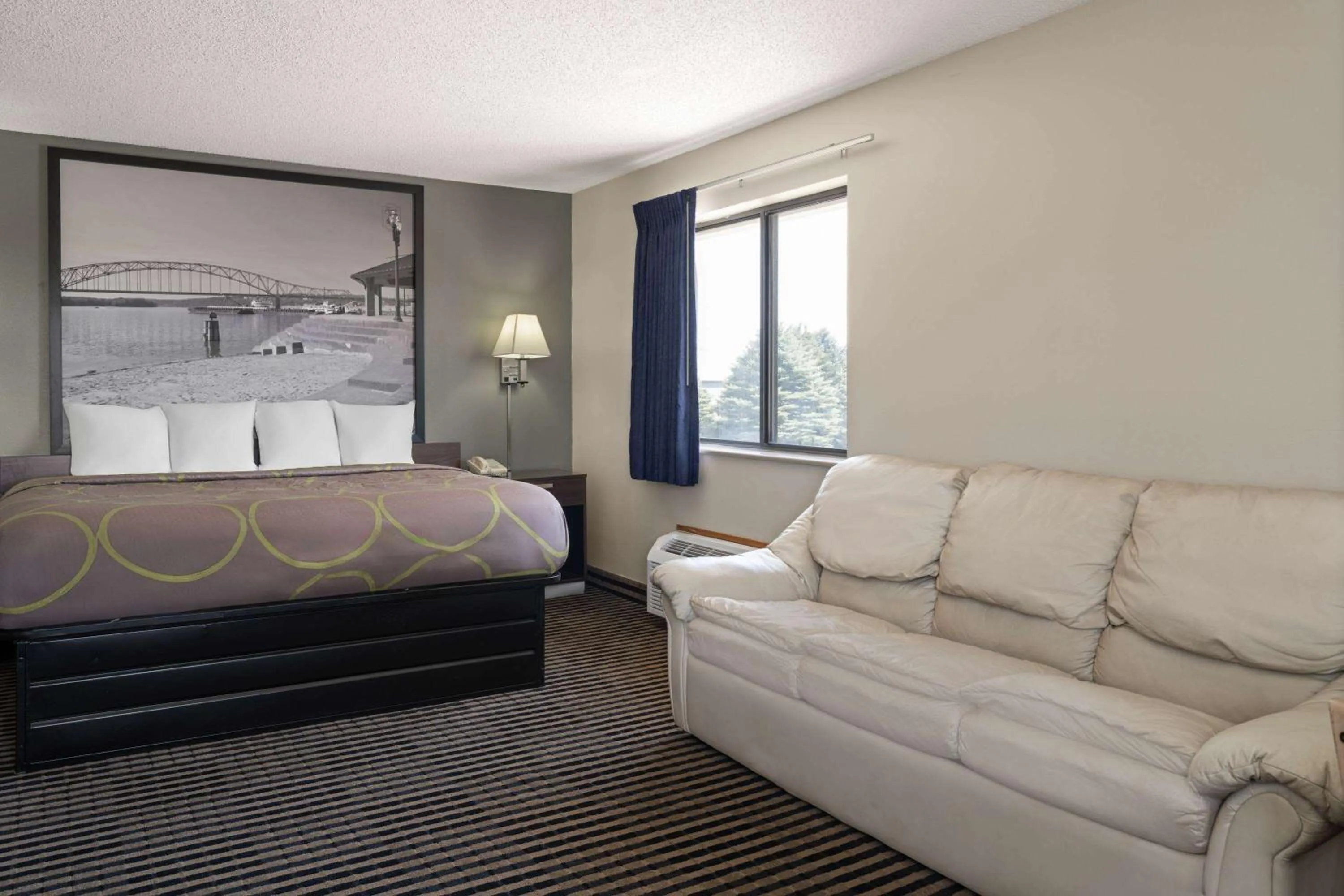 Photo of the whole room, Bed in Super 8 by Wyndham Humboldt