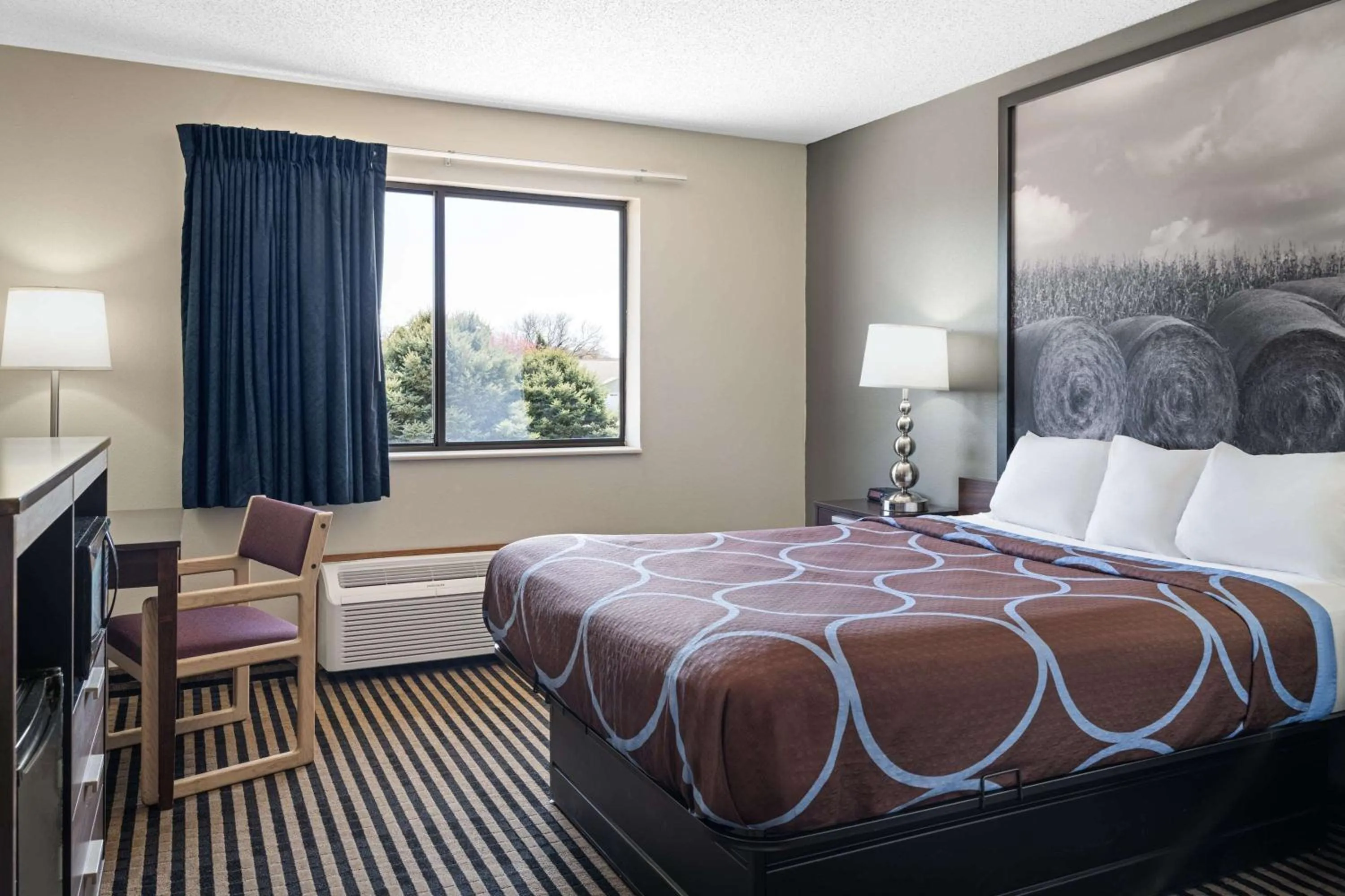 Photo of the whole room, Bed in Super 8 by Wyndham Humboldt