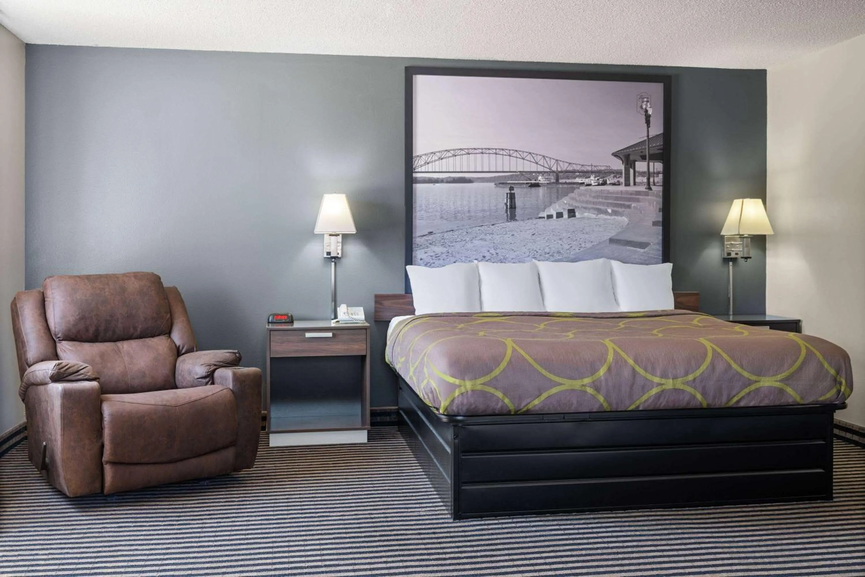 Photo of the whole room, Bed in Super 8 by Wyndham Humboldt