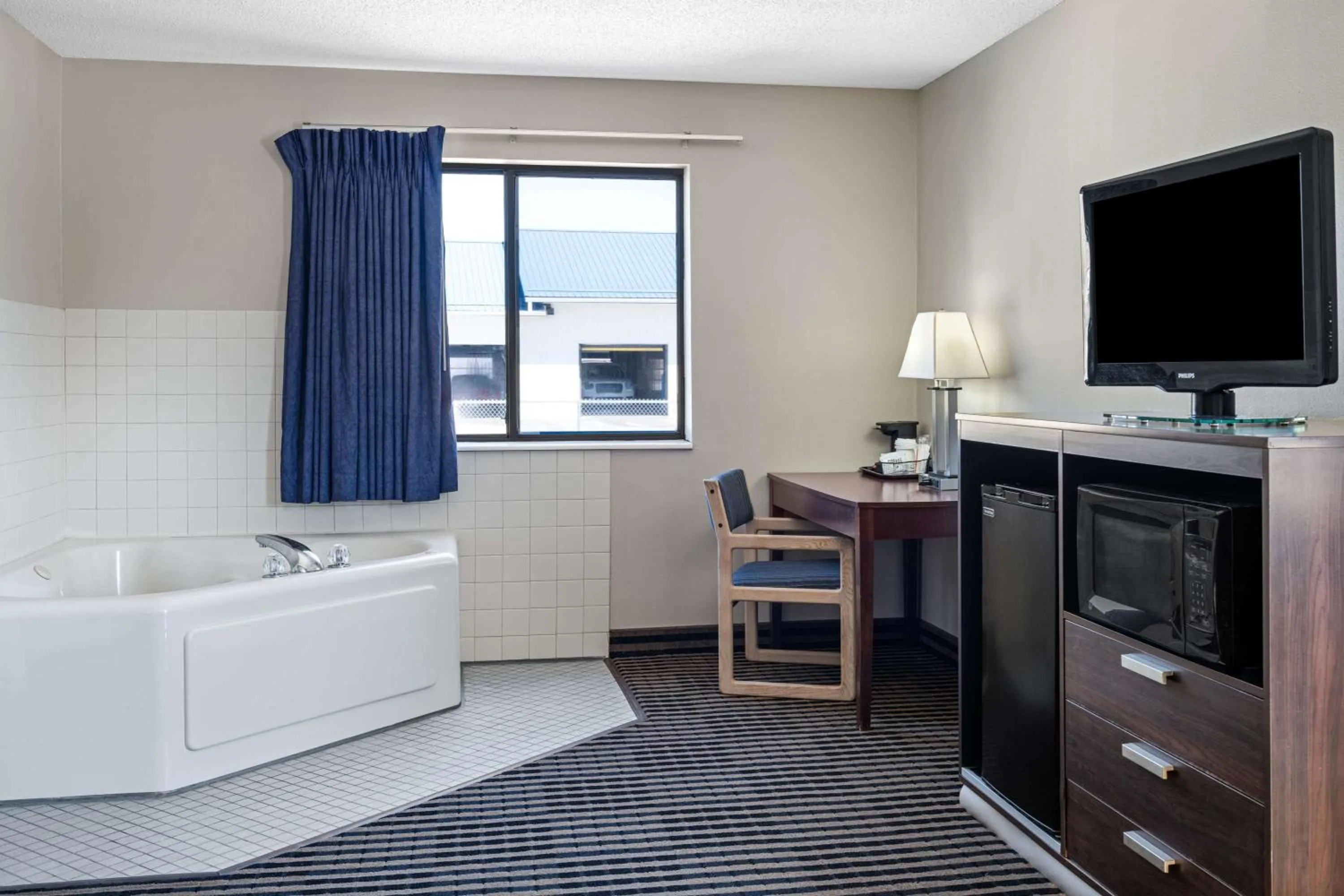 Photo of the whole room, Bed in Super 8 by Wyndham Humboldt