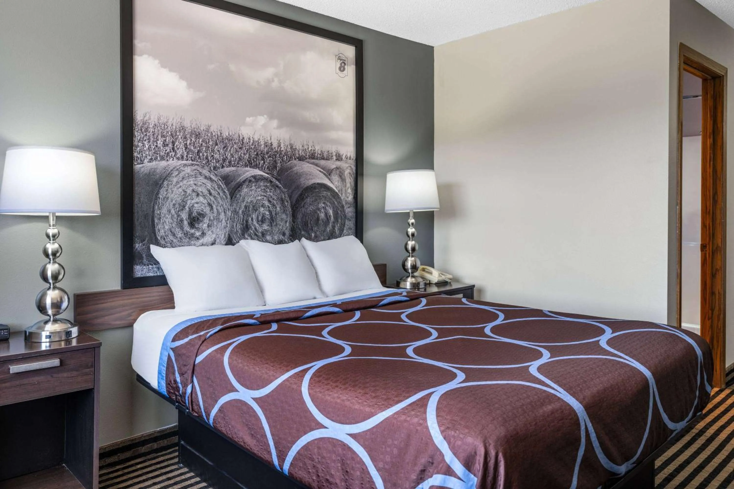 Photo of the whole room, Bed in Super 8 by Wyndham Humboldt