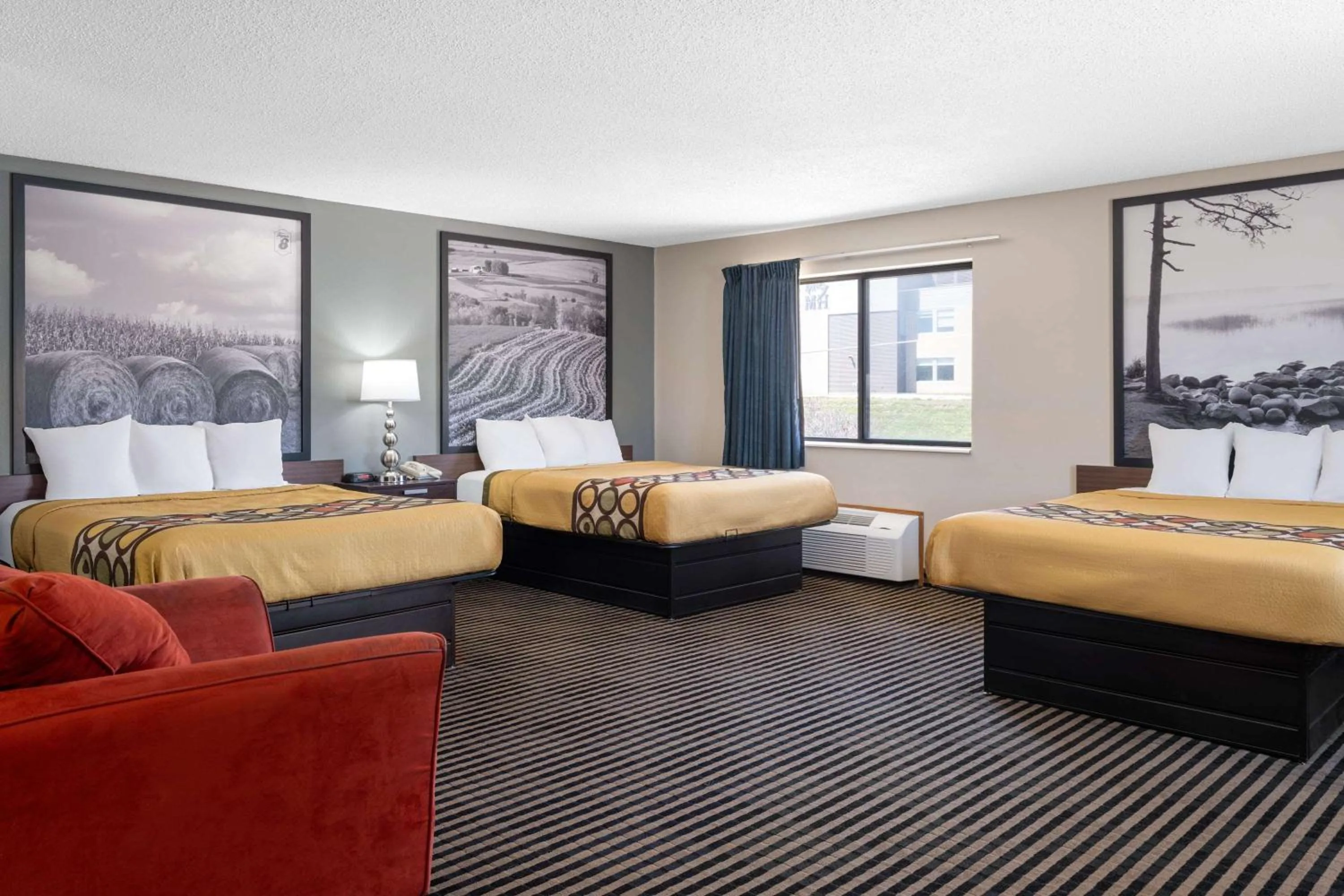 Photo of the whole room, Bed in Super 8 by Wyndham Humboldt