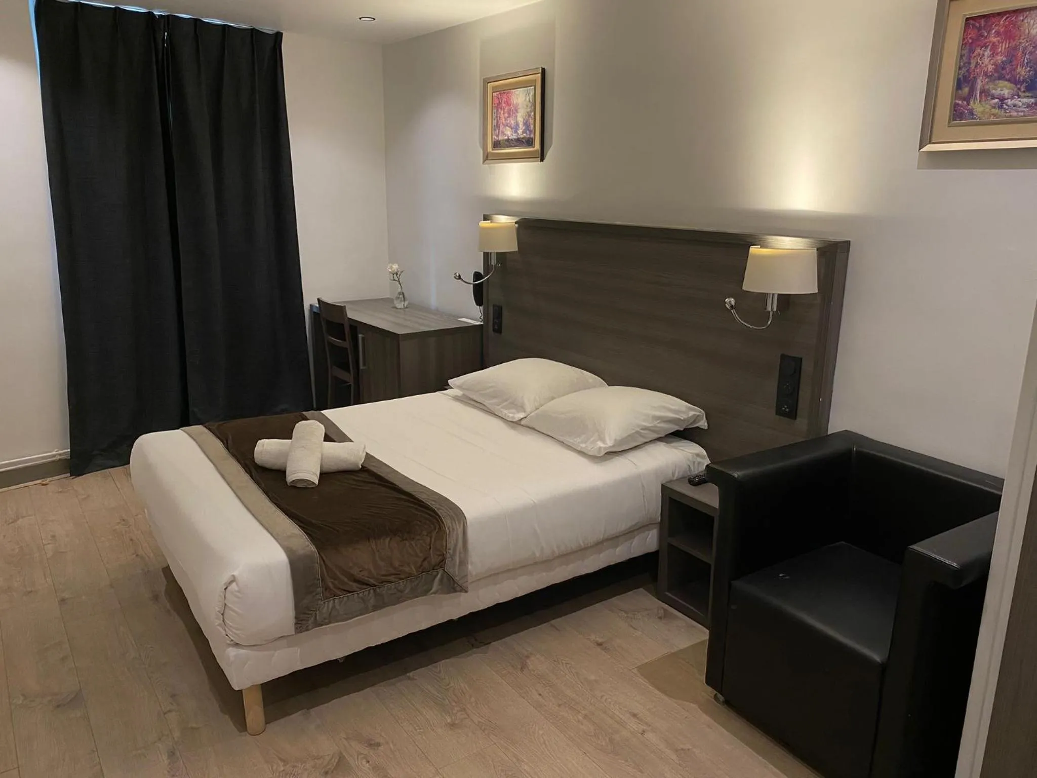 Bedroom, Bed in Hôtel Résidence Châtillon