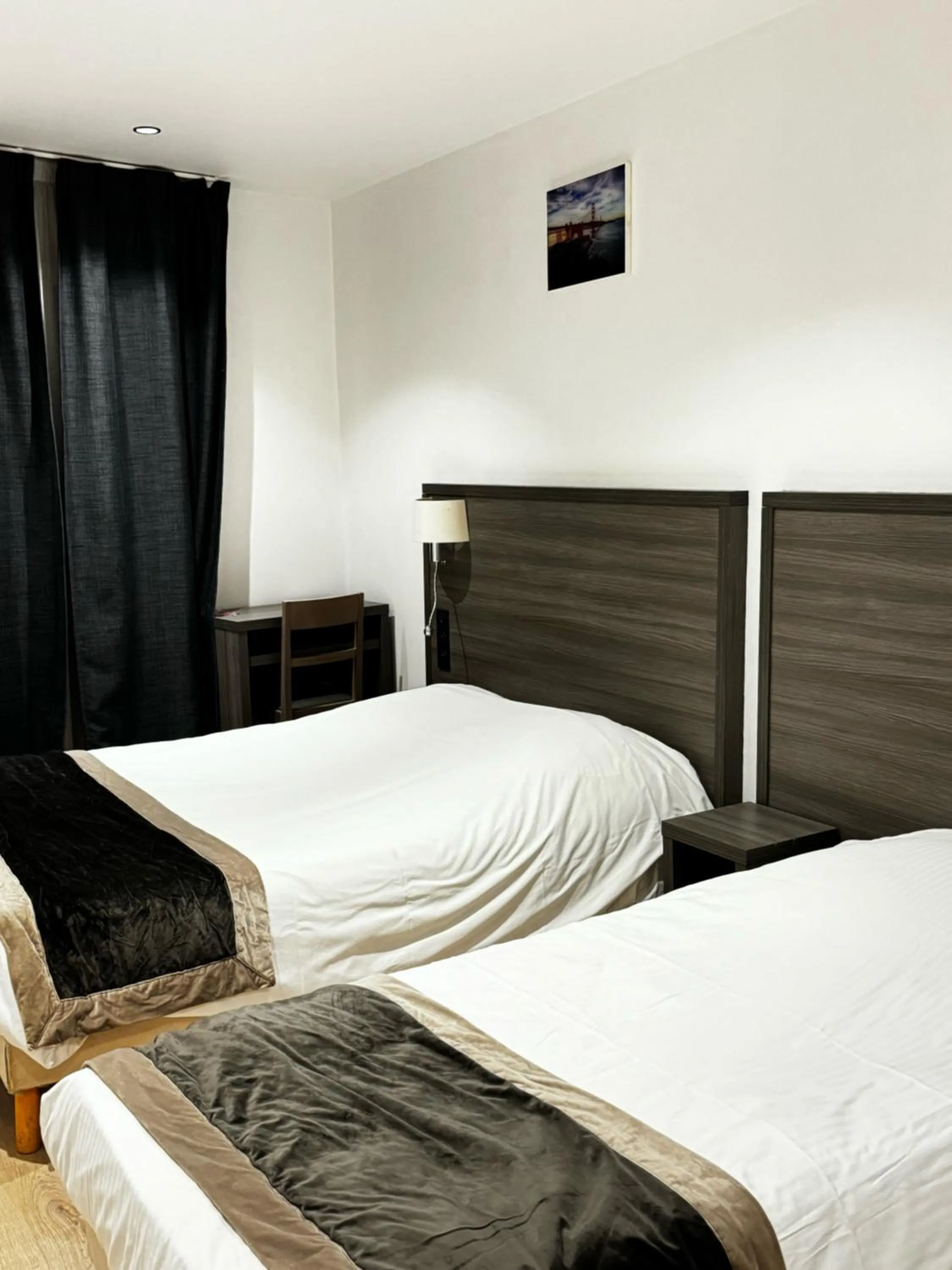 Bedroom, Bed in Hôtel Résidence Châtillon