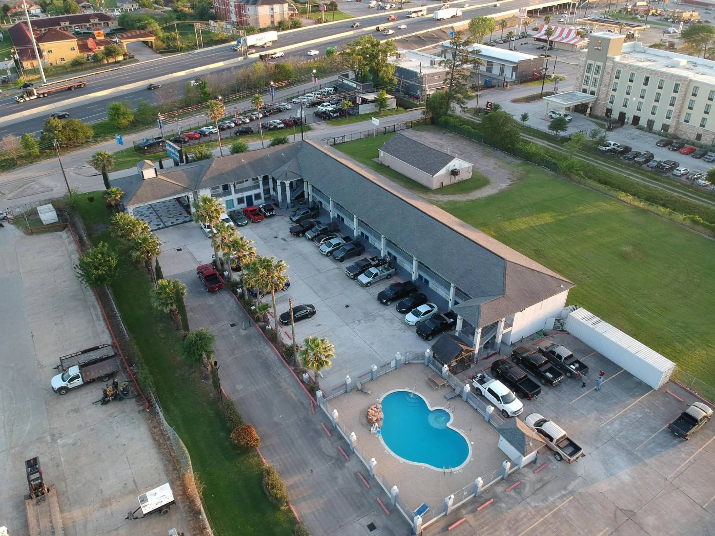 Swimming pool in Sunrise Inn & Suites