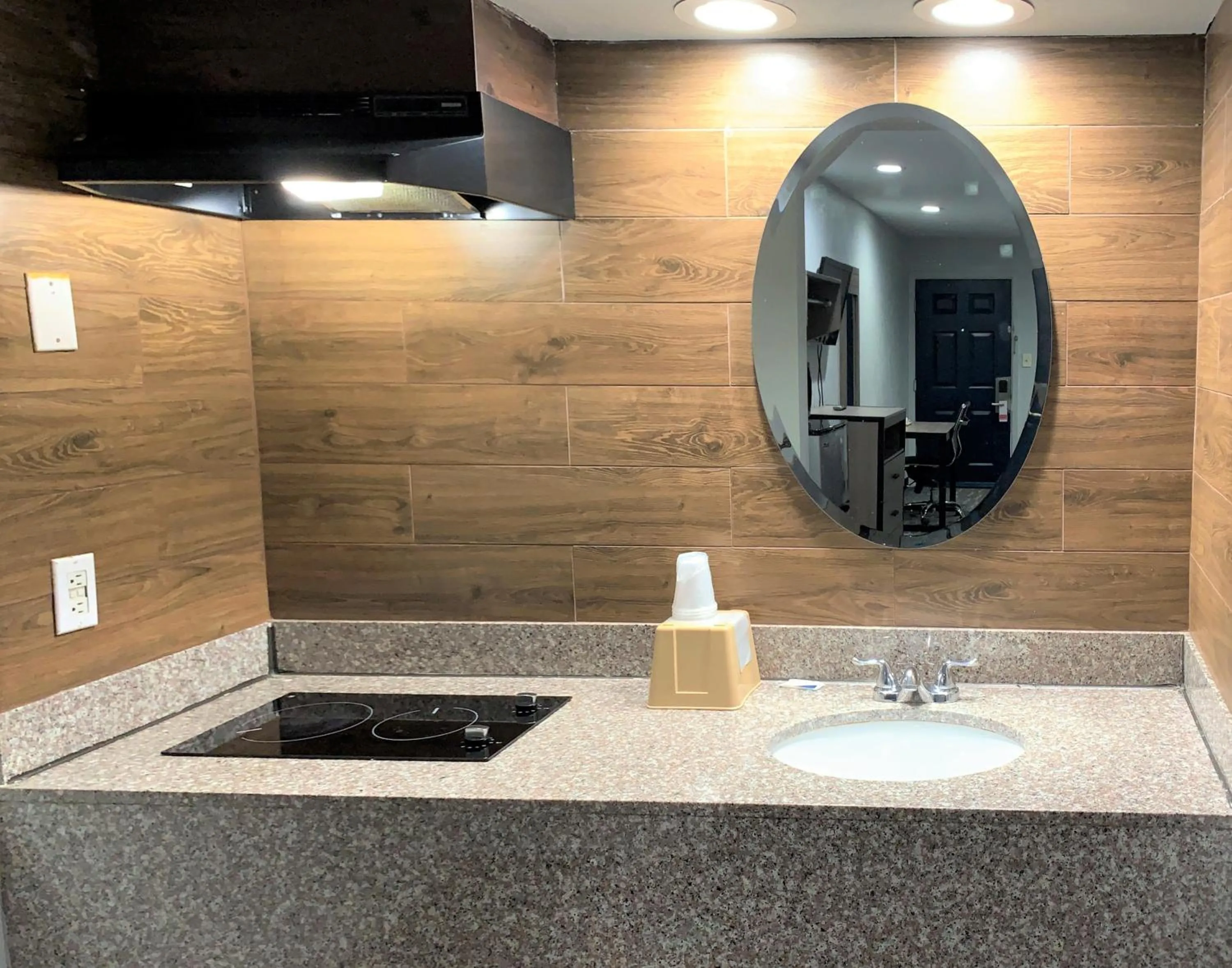 Kitchen or kitchenette in Sunrise Inn & Suites