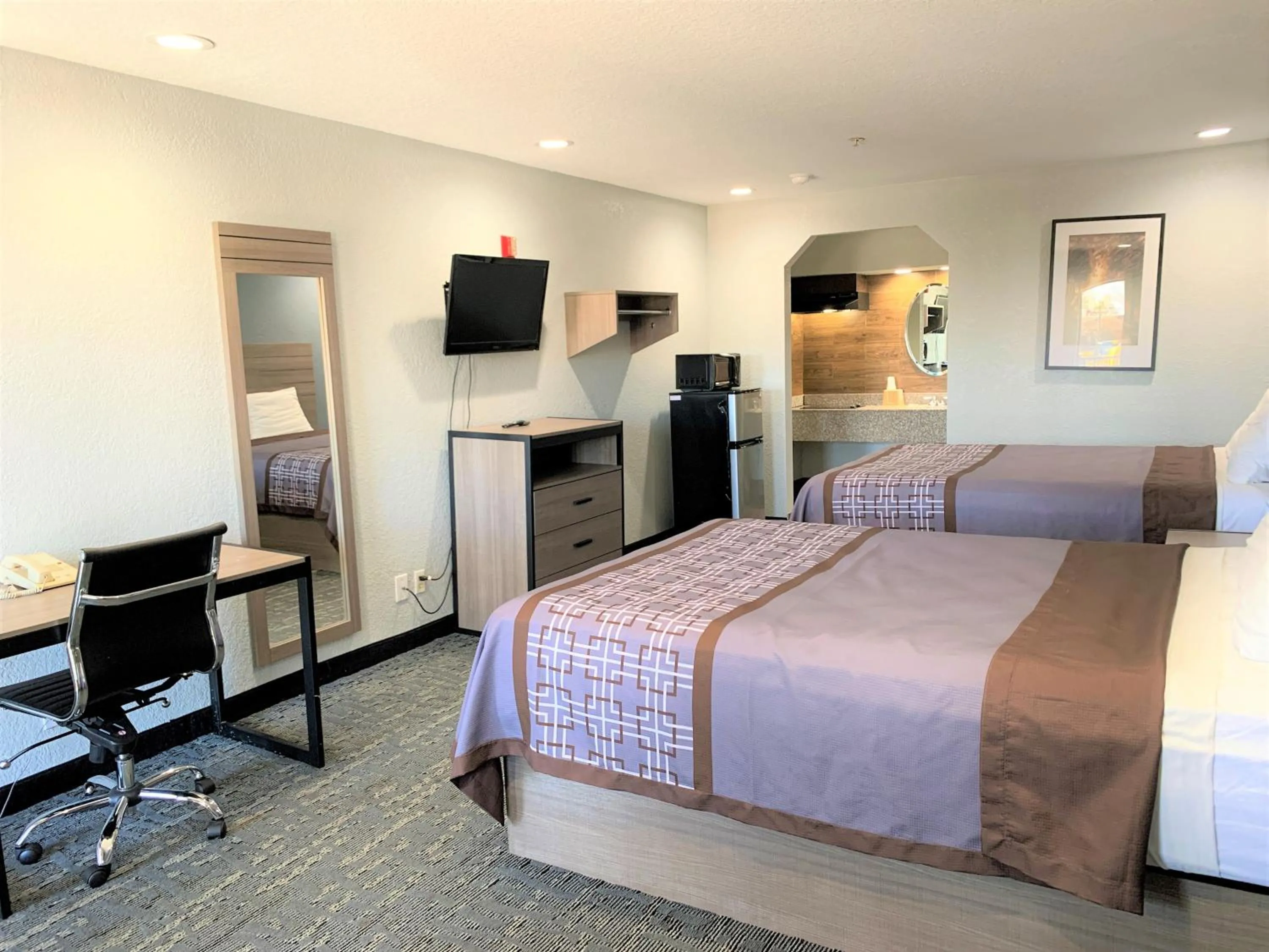 TV and multimedia, Bed in Sunrise Inn & Suites