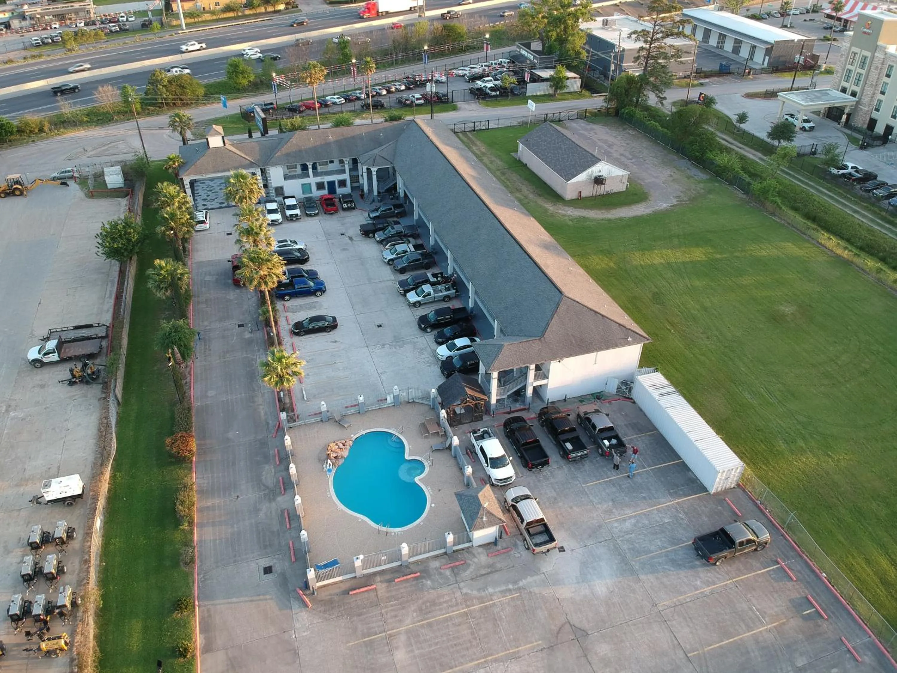 Swimming pool in Sunrise Inn & Suites