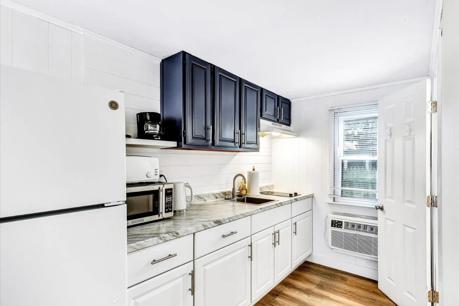 Kitchen or kitchenette in Ocean Breeze Motel