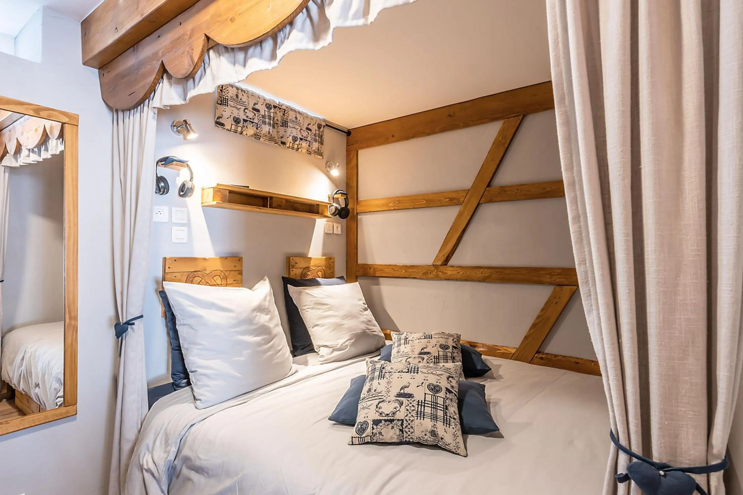 Photo of the whole room, Bed in Domaine La Grange Ungersheim - Gîte La Grange 5 étoiles