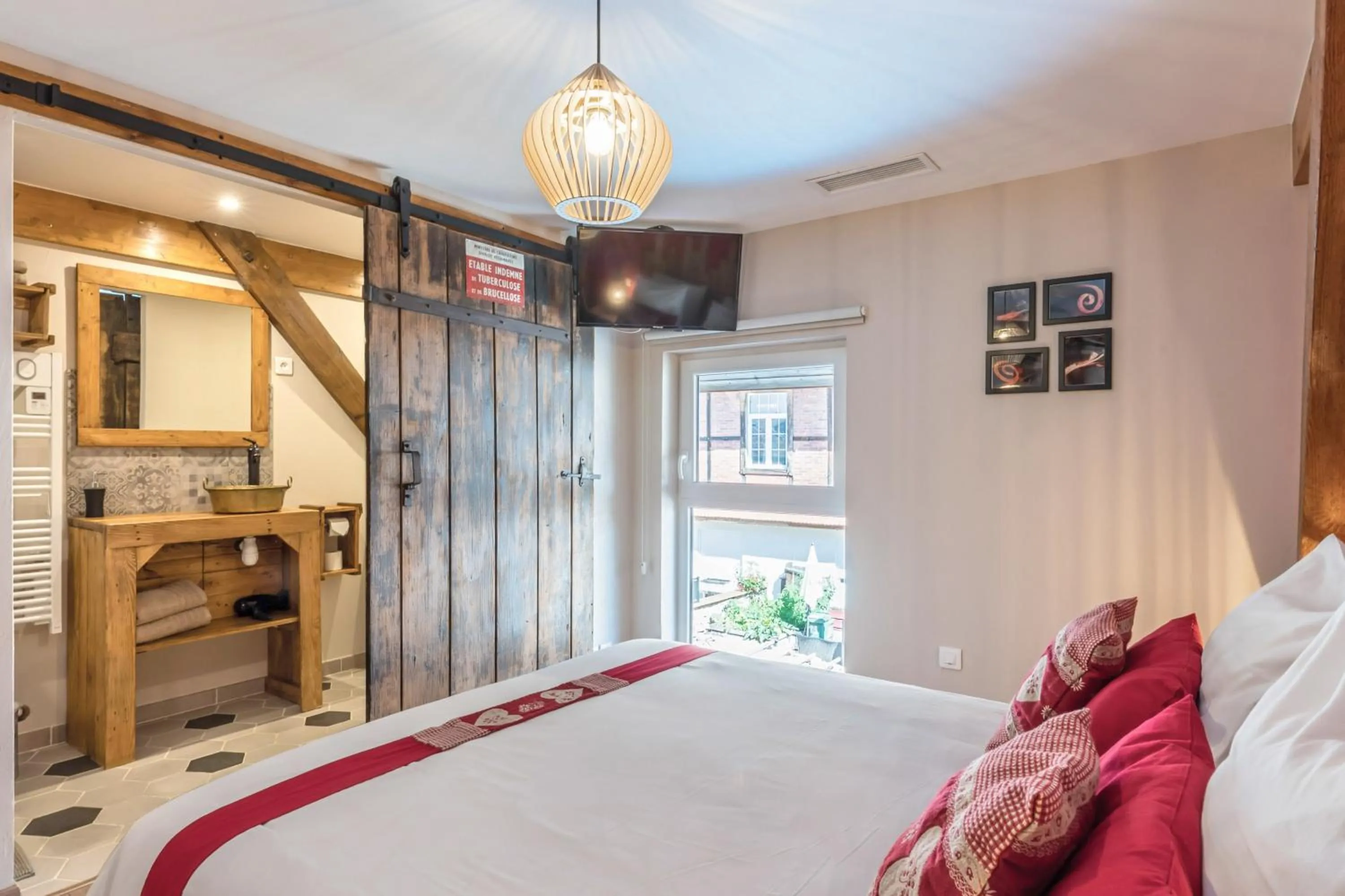 Photo of the whole room, Bed in Domaine La Grange Ungersheim - Gîte La Grange 5 étoiles