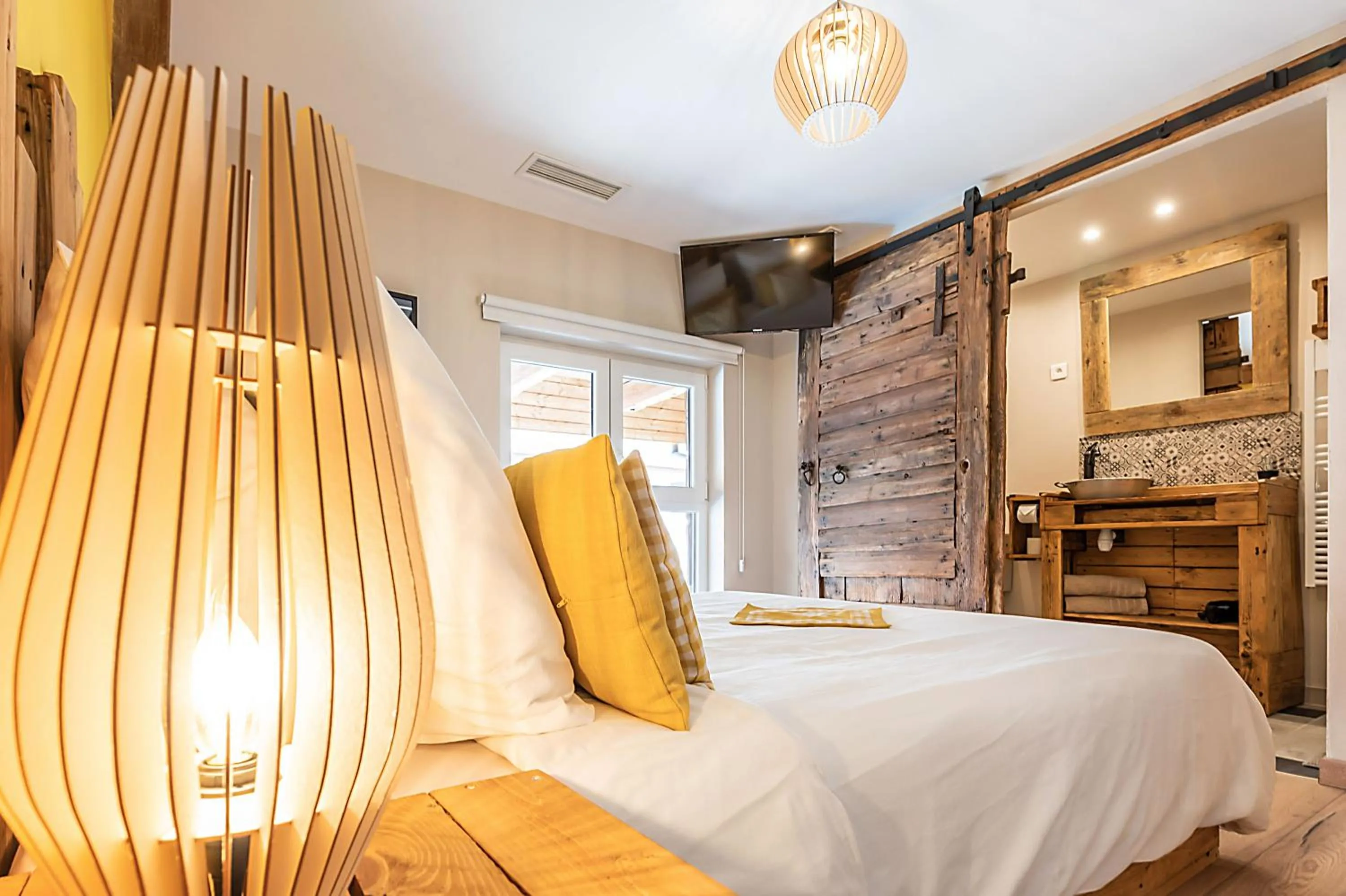 Photo of the whole room, Bed in Domaine La Grange Ungersheim - Gîte La Grange 5 étoiles