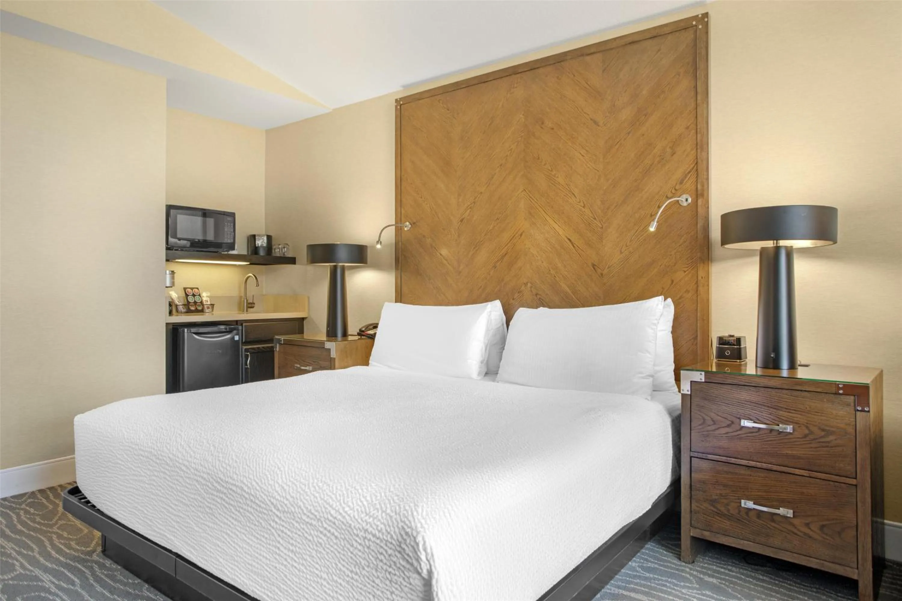 Photo of the whole room, Bed in Best Western Plus Stevenson Manor