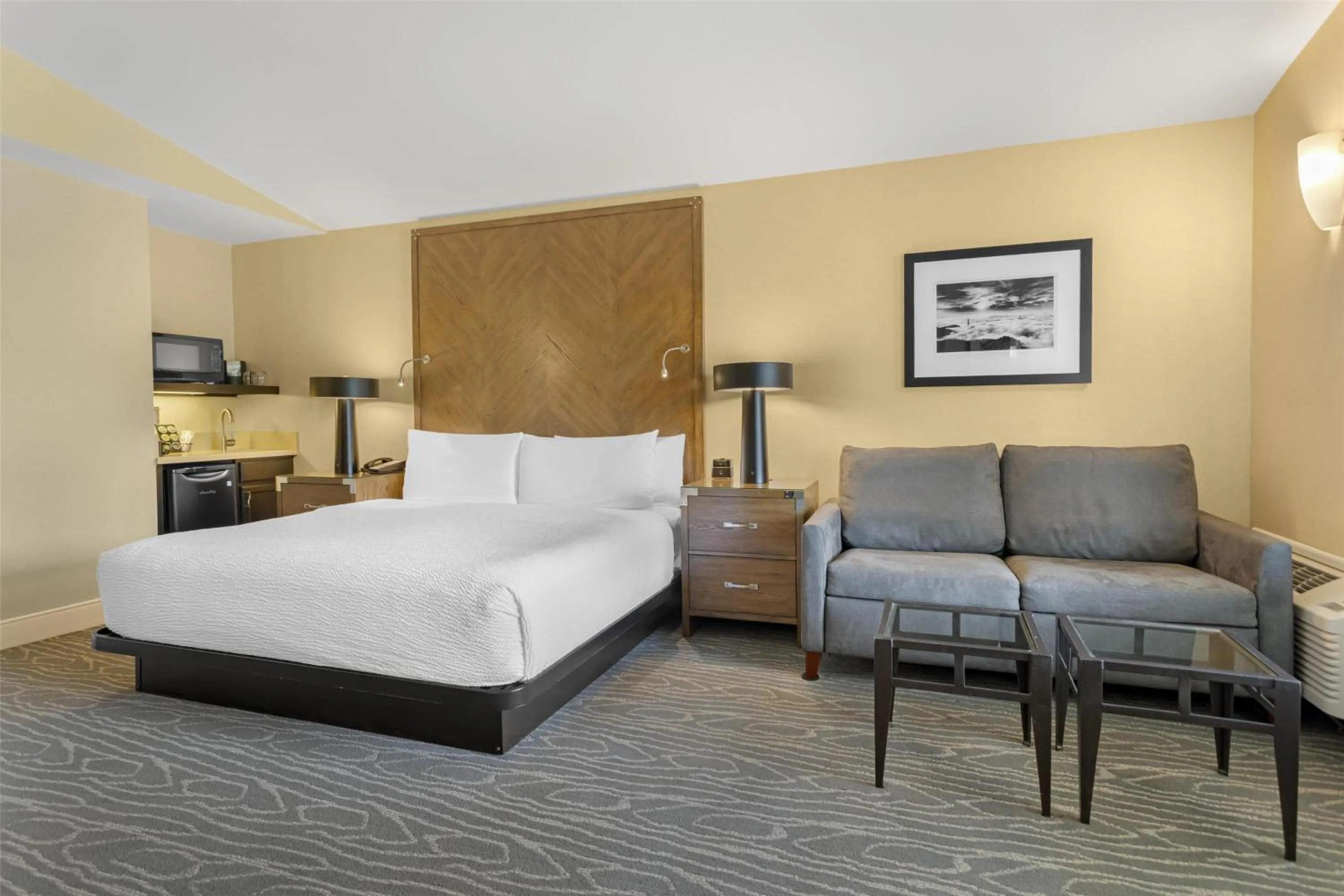 Photo of the whole room, Bed in Best Western Plus Stevenson Manor