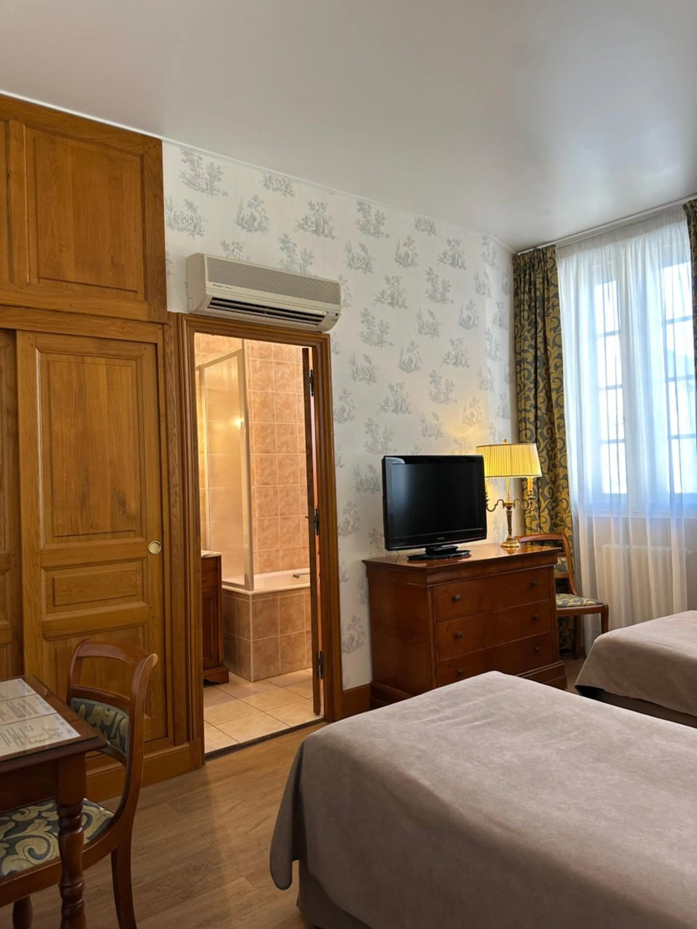 Photo of the whole room, Bed in Logis Hôtel Belle Epoque