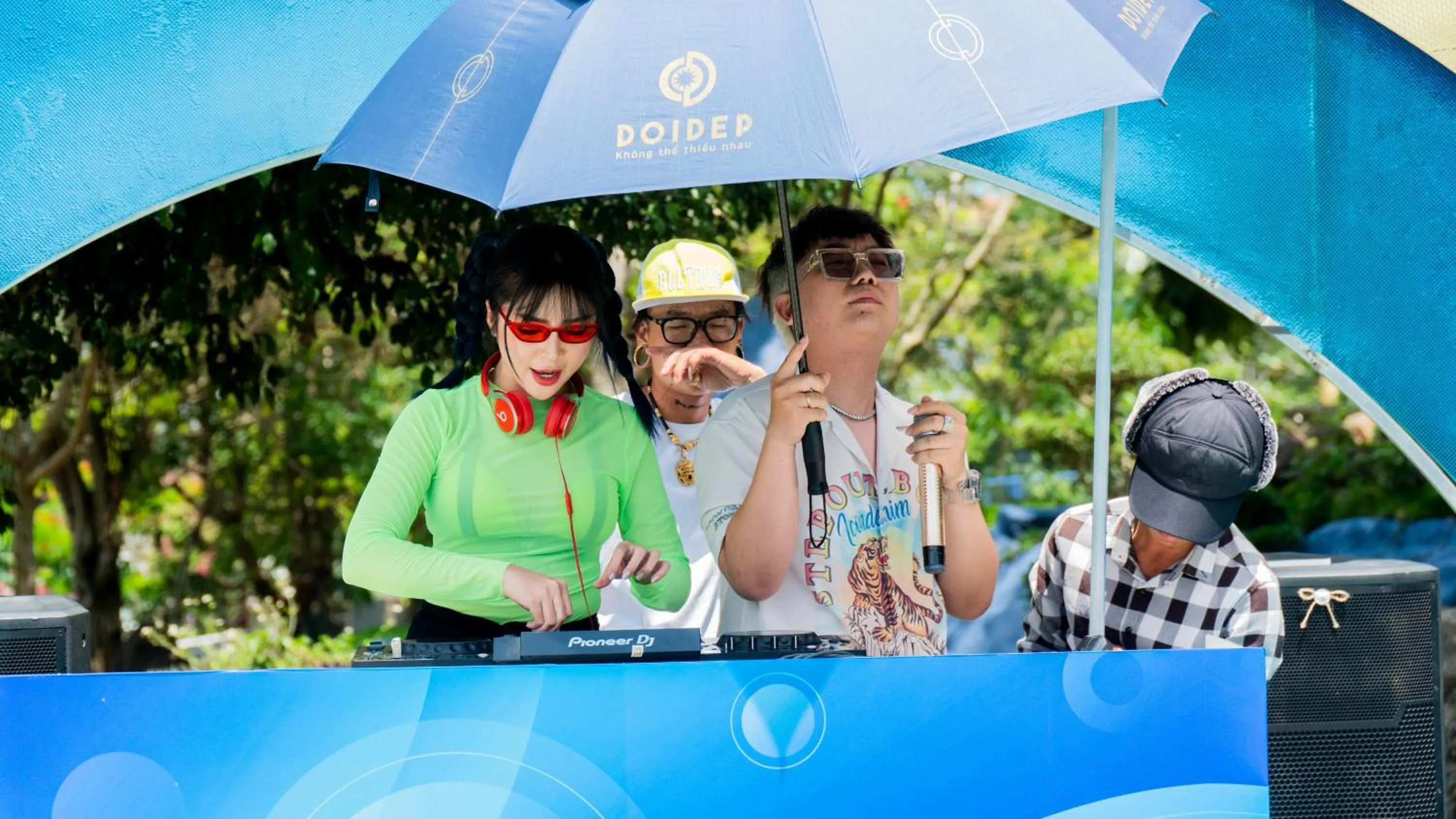 group of guests in Tea Resort