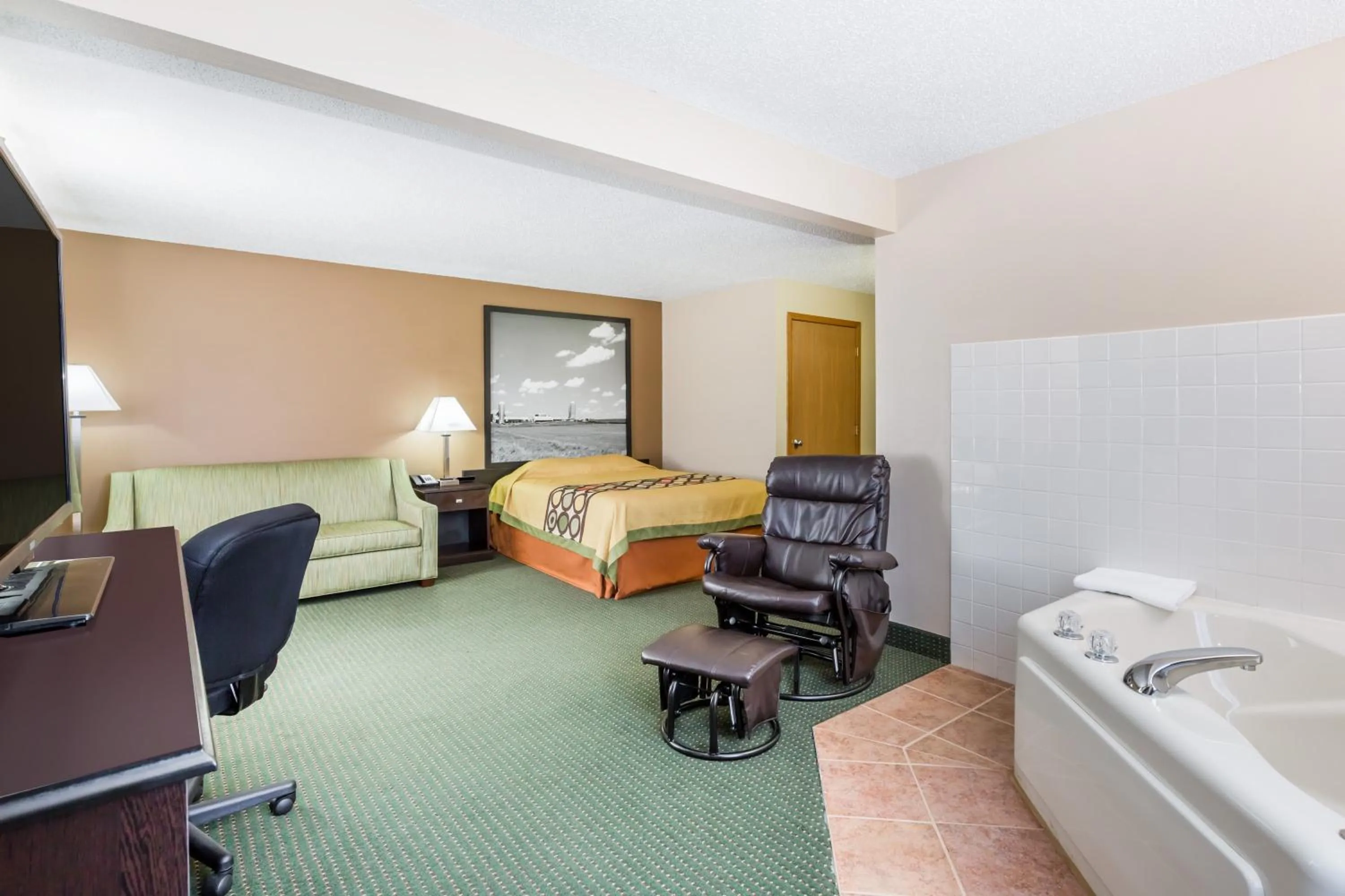 Photo of the whole room, Bed in Super 8 by Wyndham Jefferson