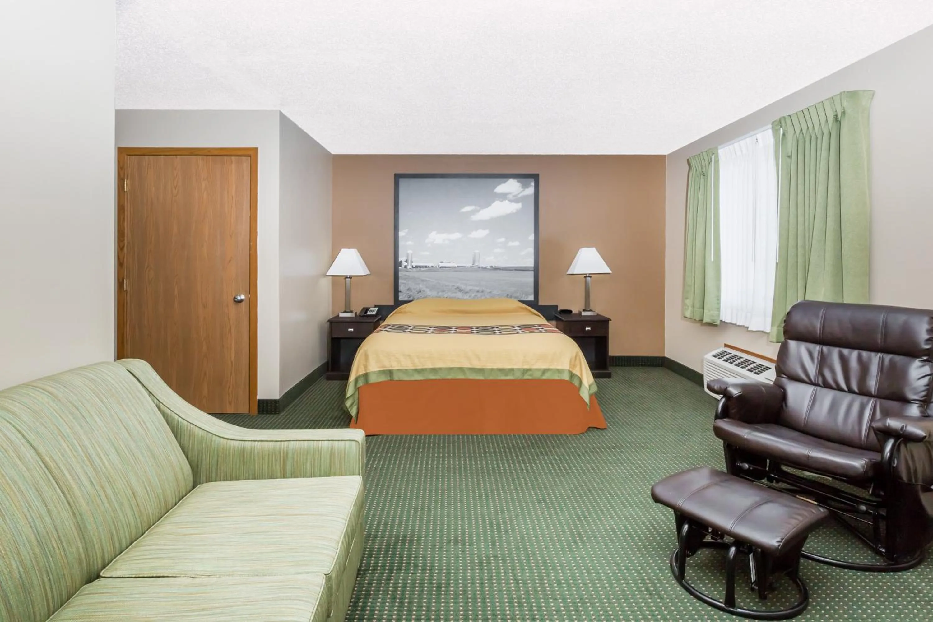 Photo of the whole room, Bed in Super 8 by Wyndham Jefferson
