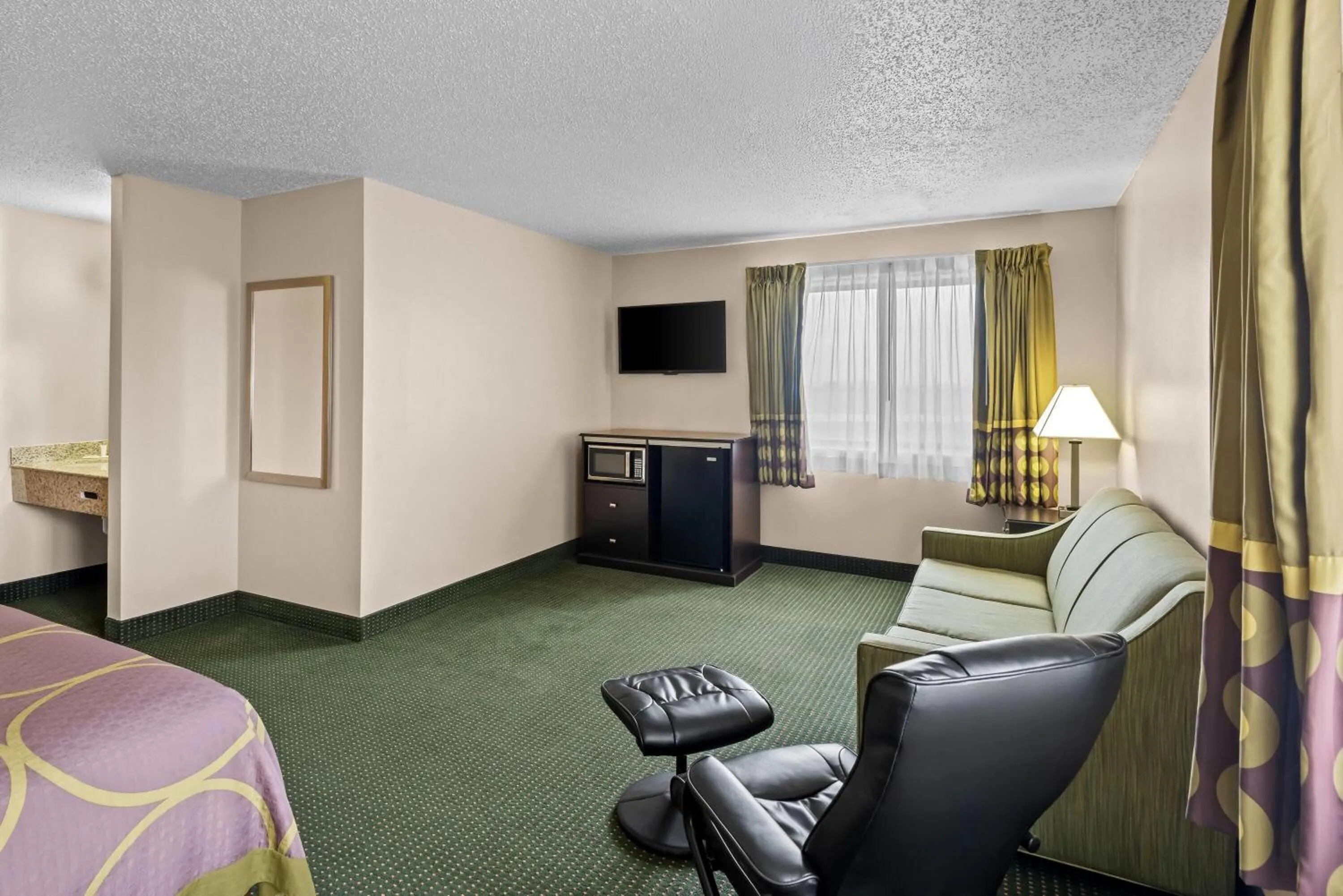 Photo of the whole room, Bed in Super 8 by Wyndham Jefferson