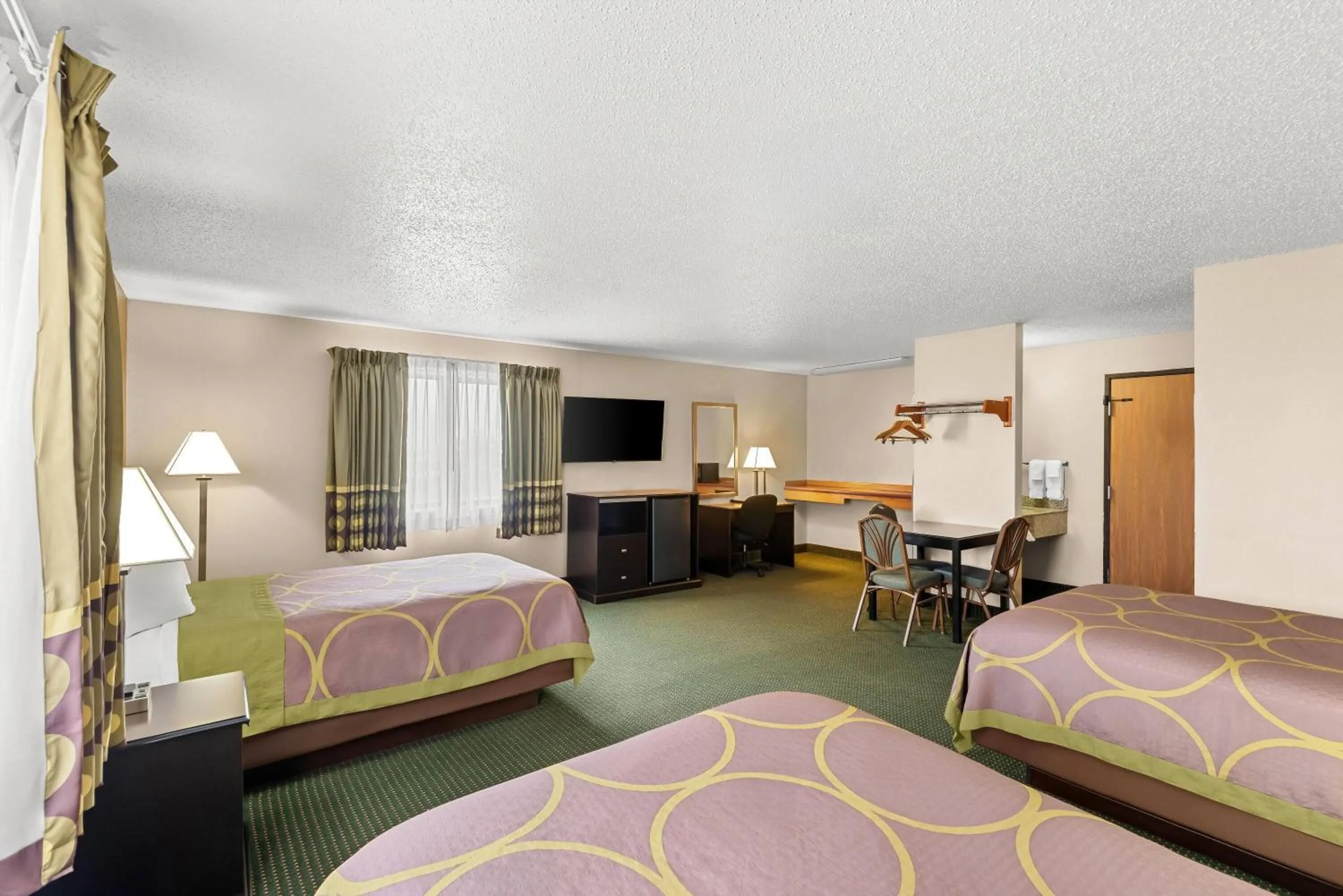 Photo of the whole room, Bed in Super 8 by Wyndham Jefferson