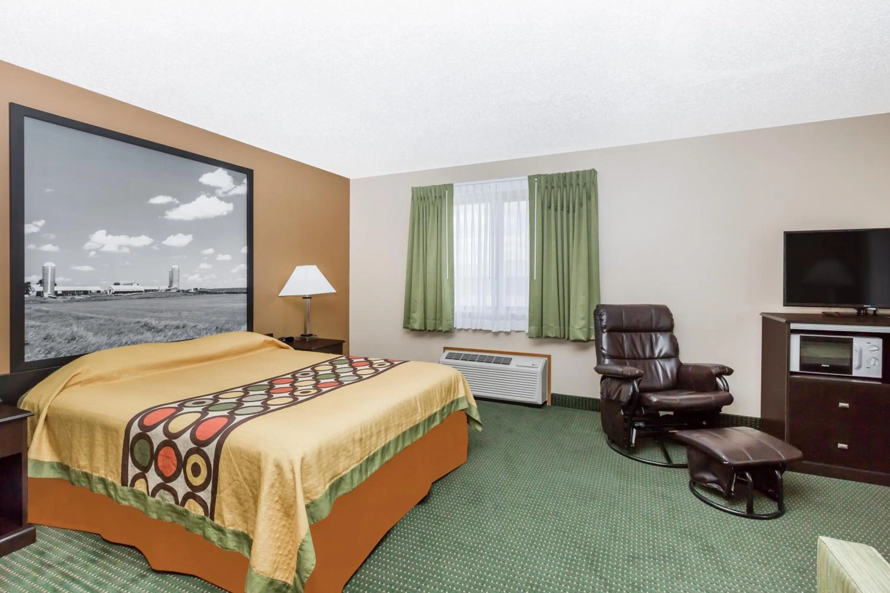 Photo of the whole room, Bed in Super 8 by Wyndham Jefferson
