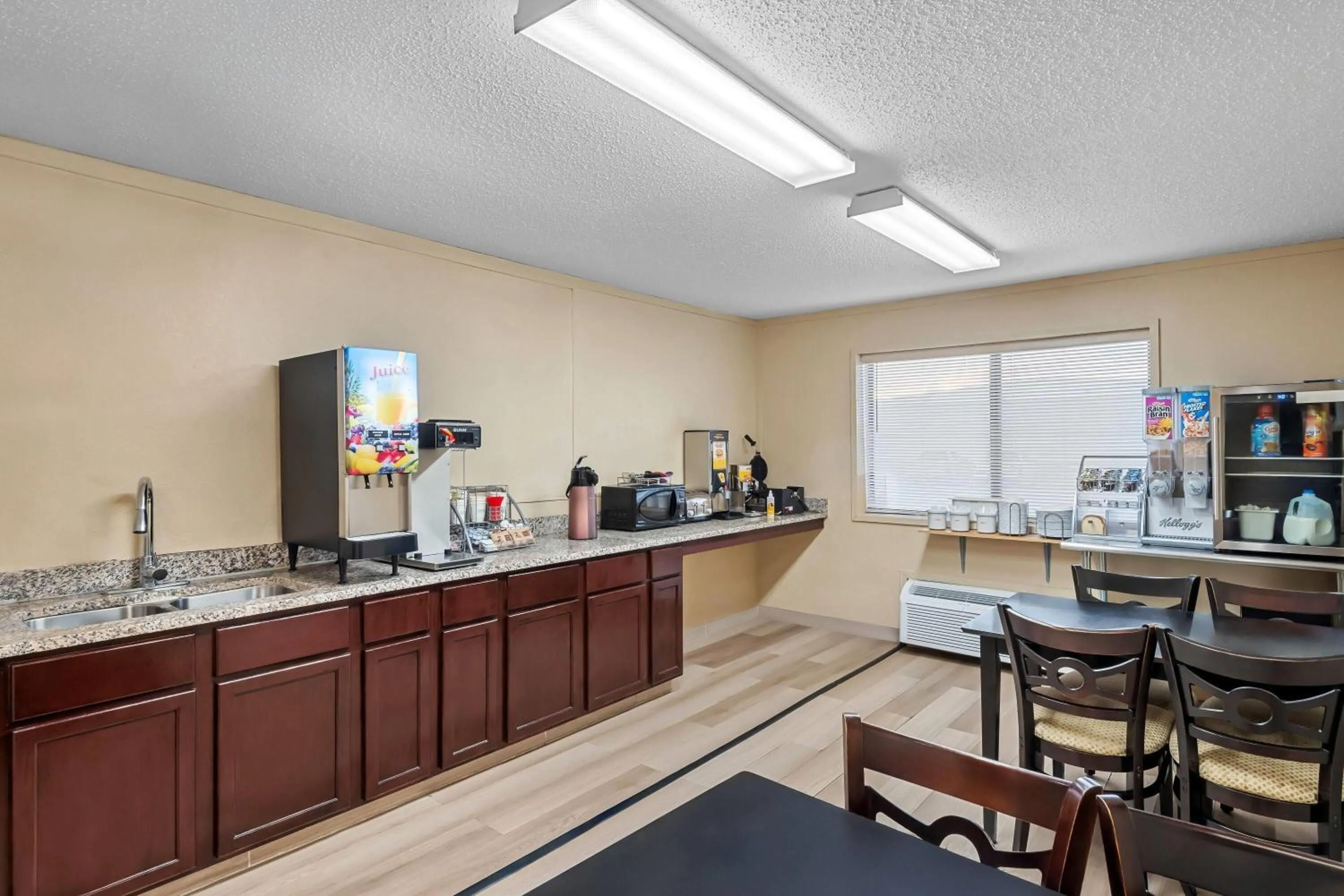 Restaurant/places to eat in Super 8 by Wyndham Jefferson