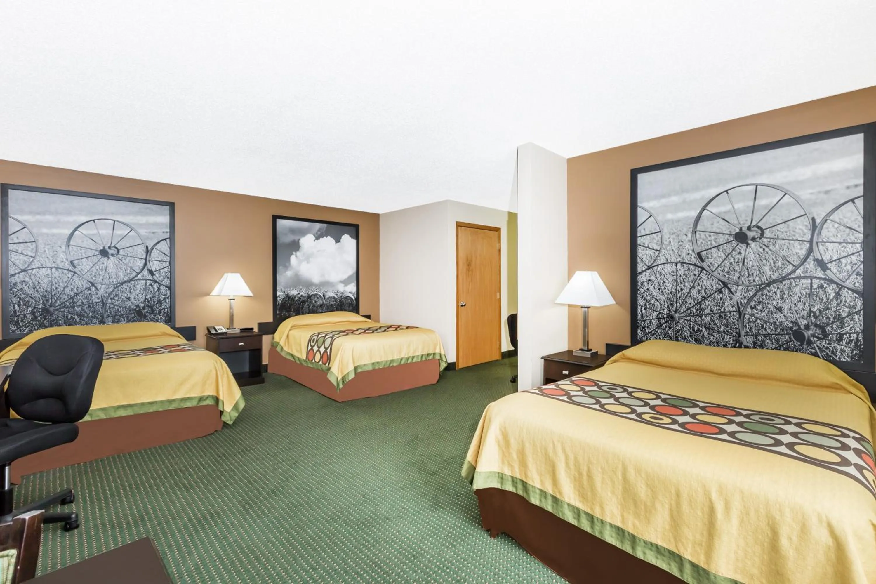 Photo of the whole room, Bed in Super 8 by Wyndham Jefferson
