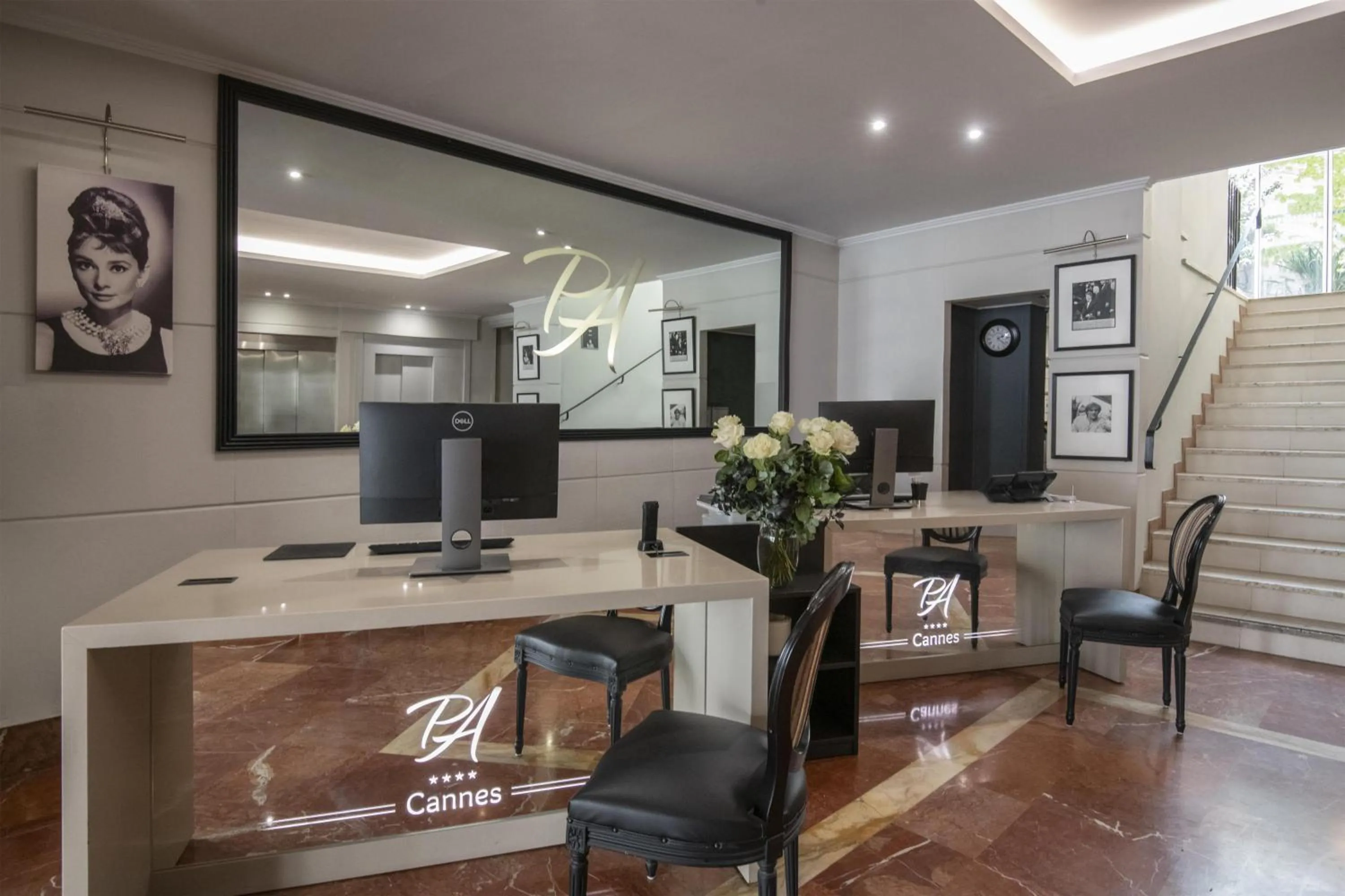 Lobby or reception in Best Western Premier Le Patio des Artistes Wellness Jacuzzi