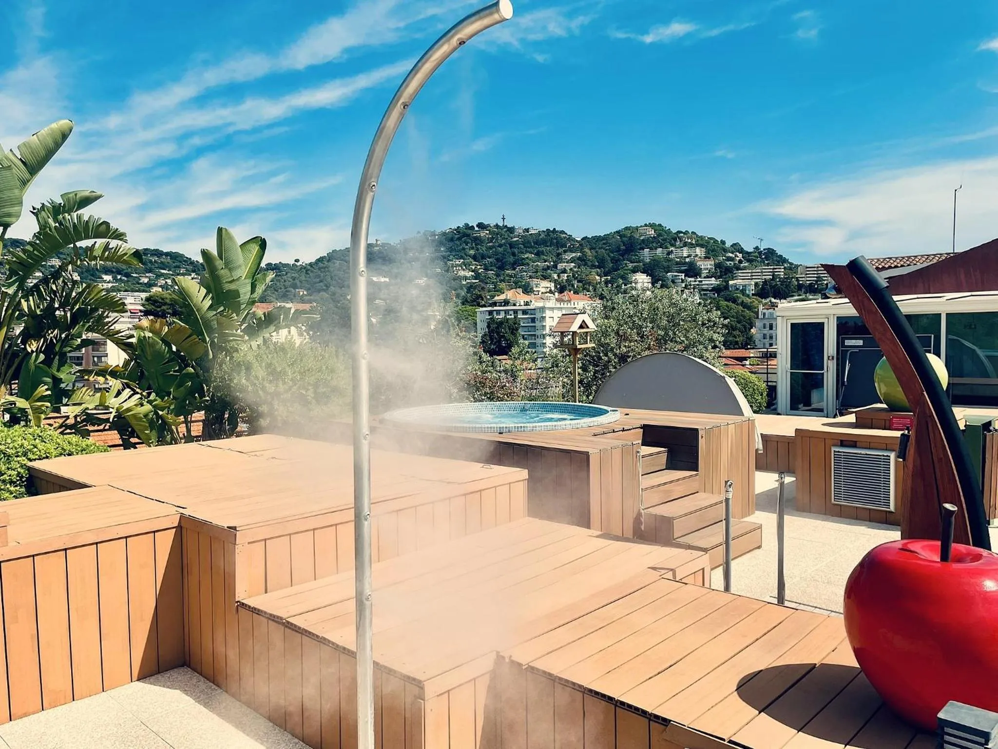 Hot Tub in Best Western Premier Le Patio des Artistes Wellness Jacuzzi