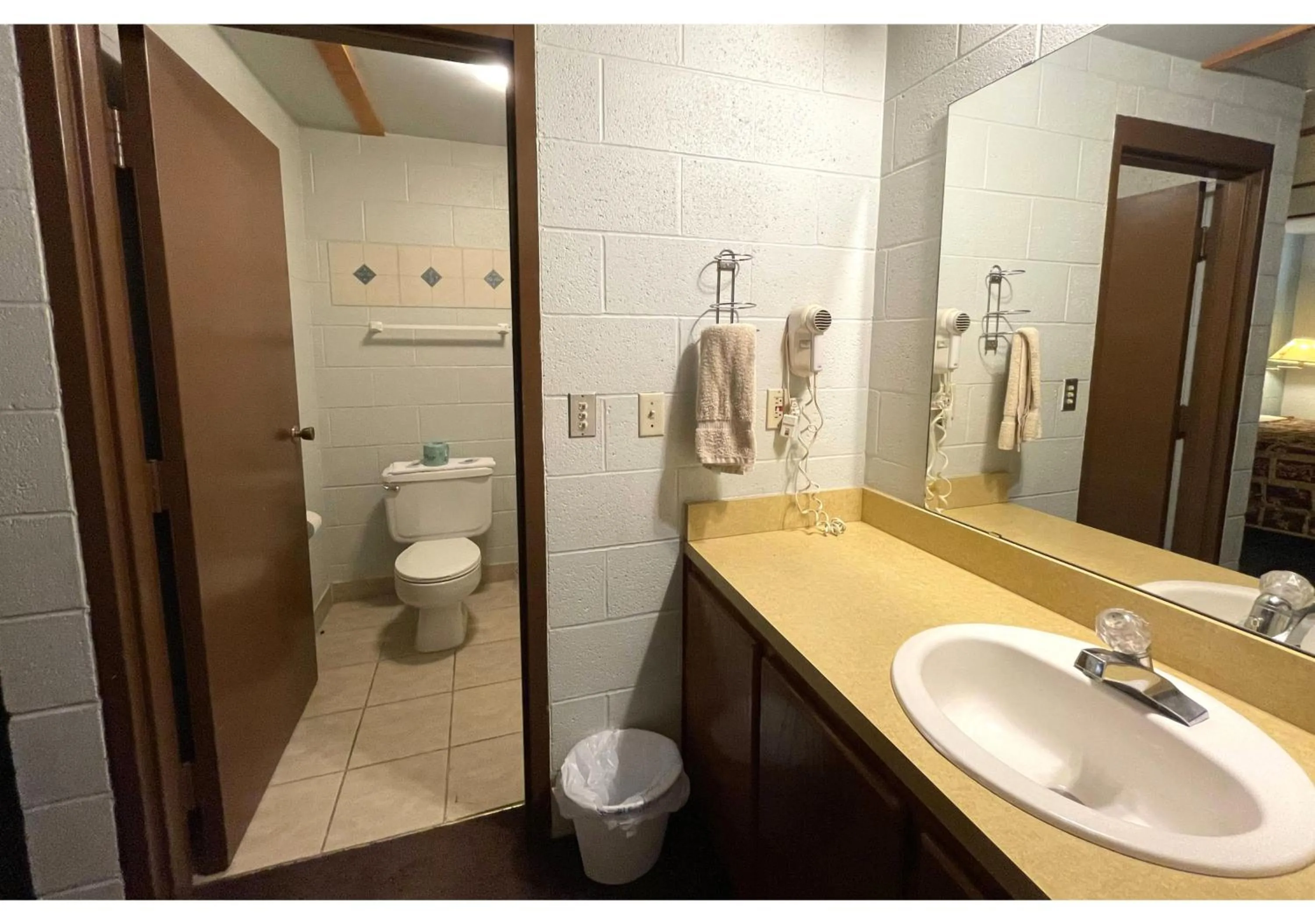 Bathroom in Skyline Motel Bartlesville Hwy 75