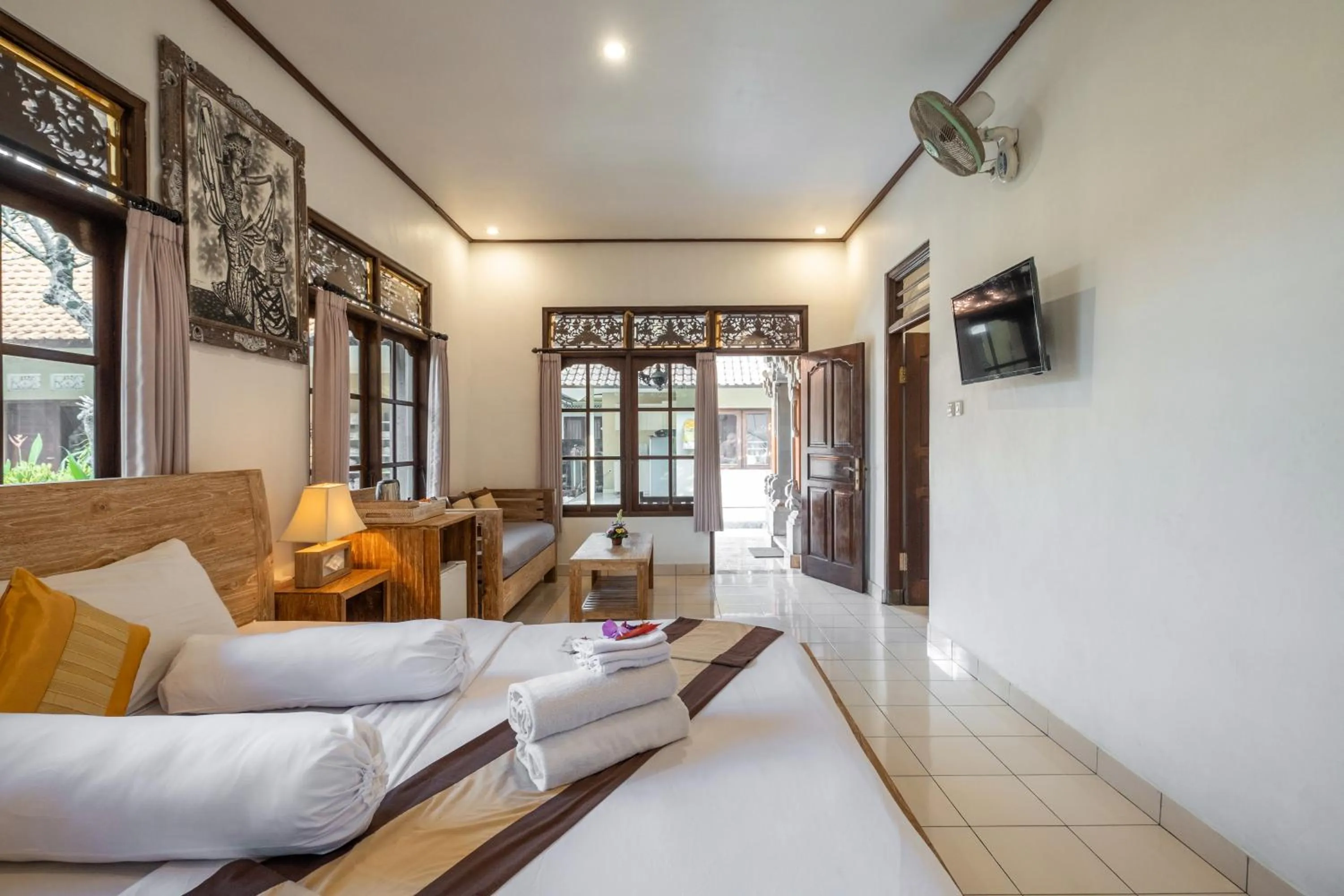 Communal lounge/ TV room in Rahayu Guest House Ubud