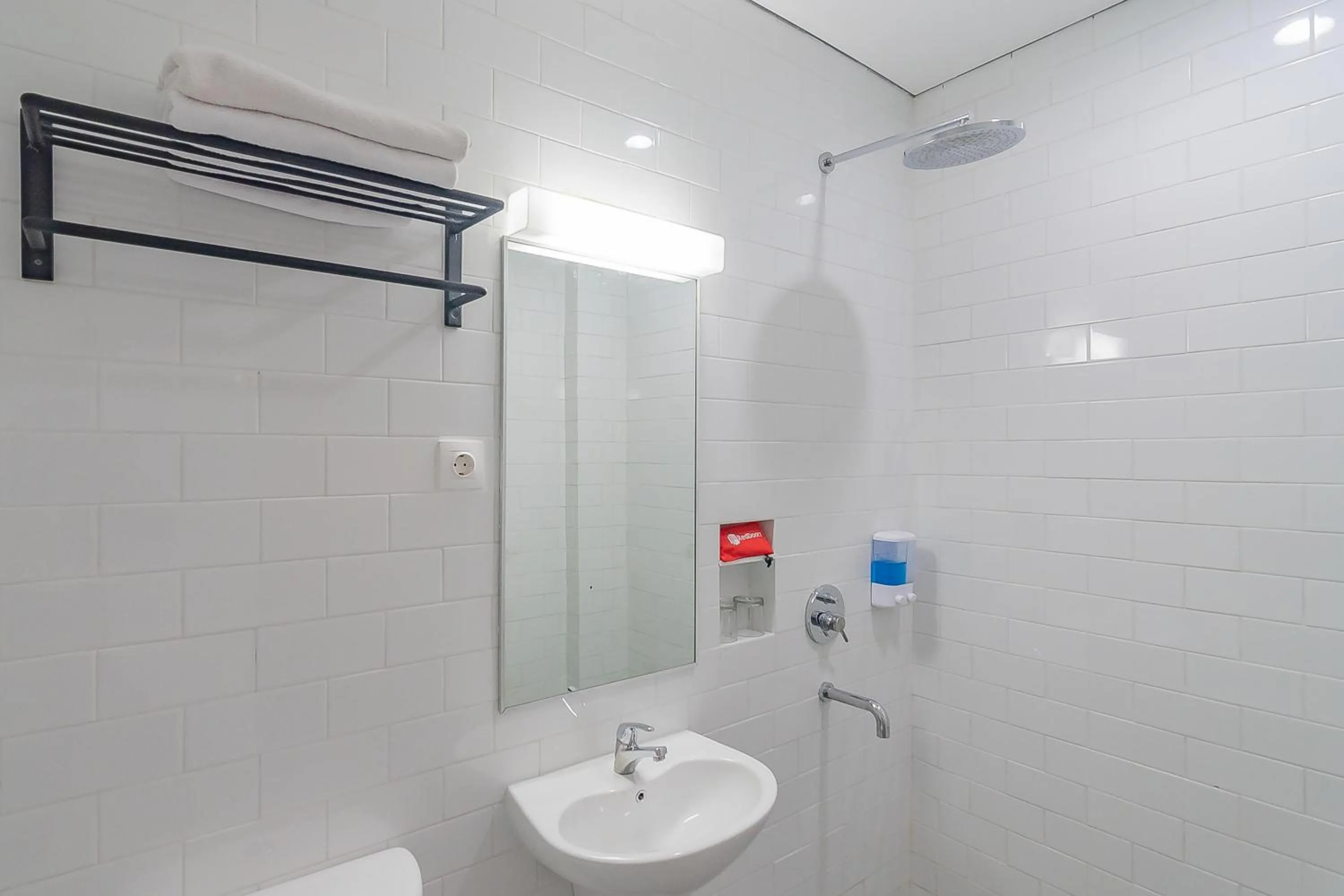 RedDoorz Premium @ Hotel Hebat