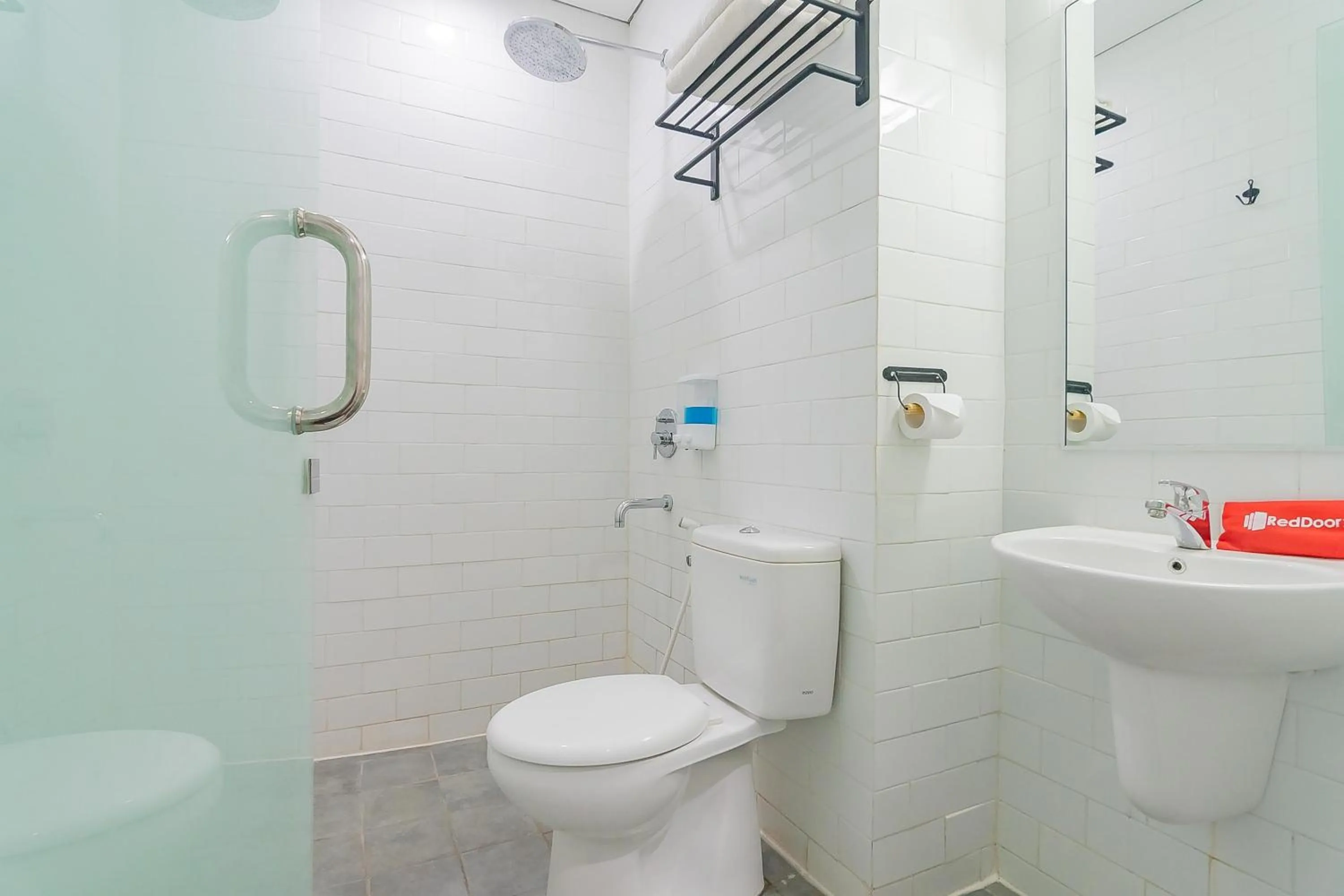 RedDoorz Premium @ Hotel Hebat