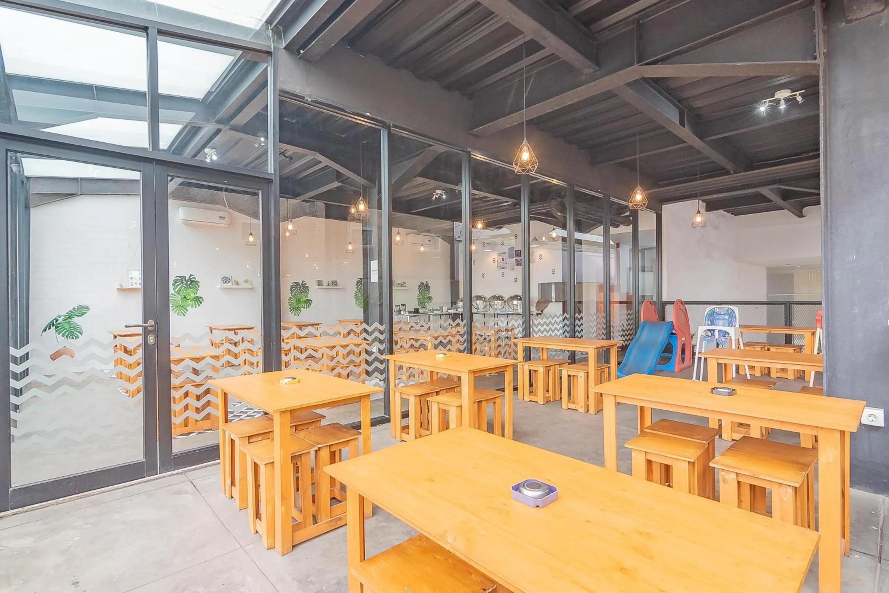 RedDoorz Premium @ Hotel Hebat