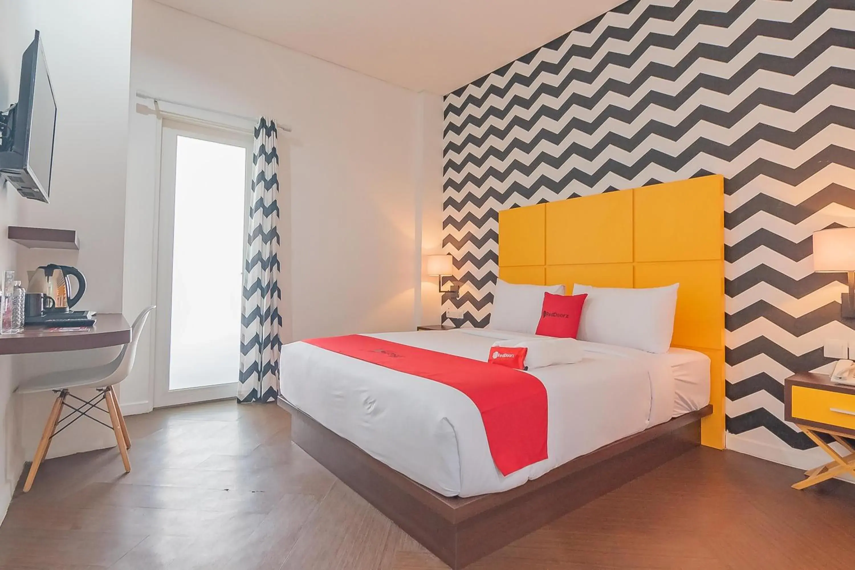 King Suite in RedDoorz Premium @ Hotel Hebat King Suite in RedDoorz Premium @ Hotel Hebat