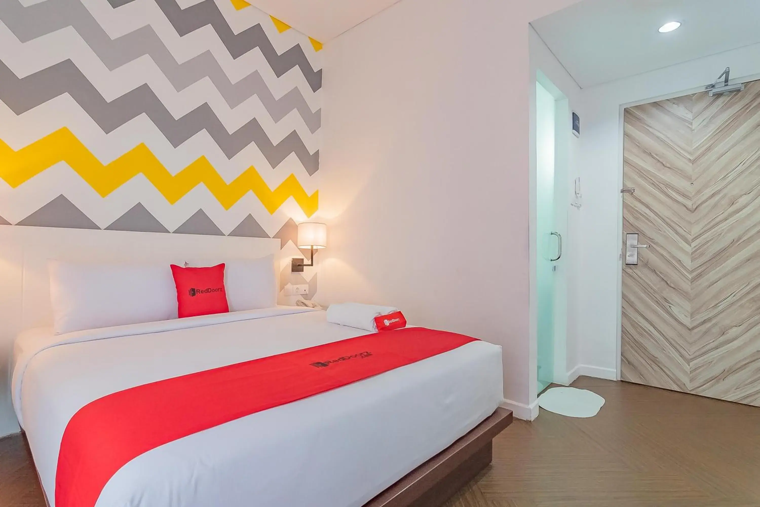 Junior Suite in RedDoorz Premium @ Hotel Hebat Junior Suite in RedDoorz Premium @ Hotel Hebat