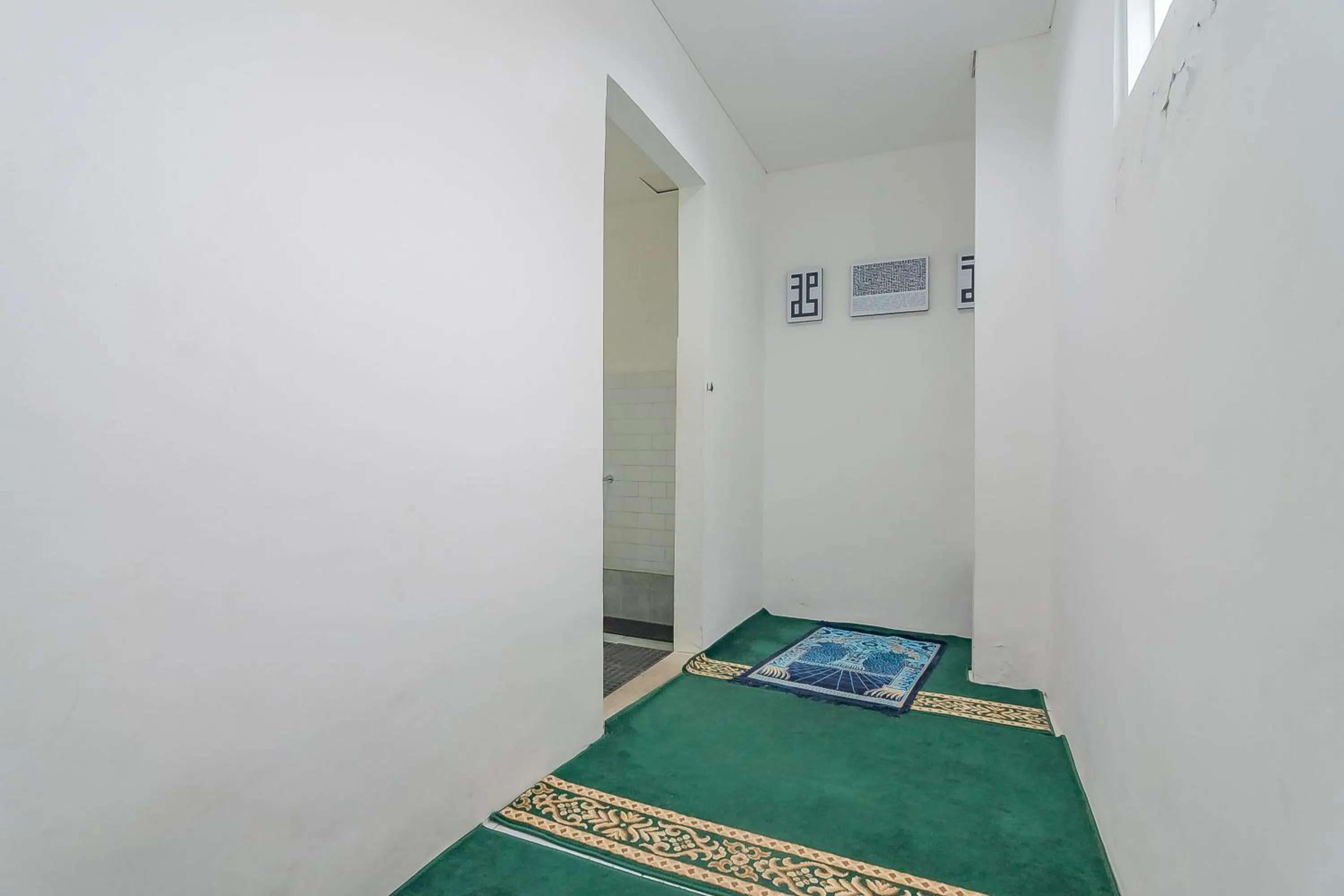 RedDoorz Premium @ Hotel Hebat