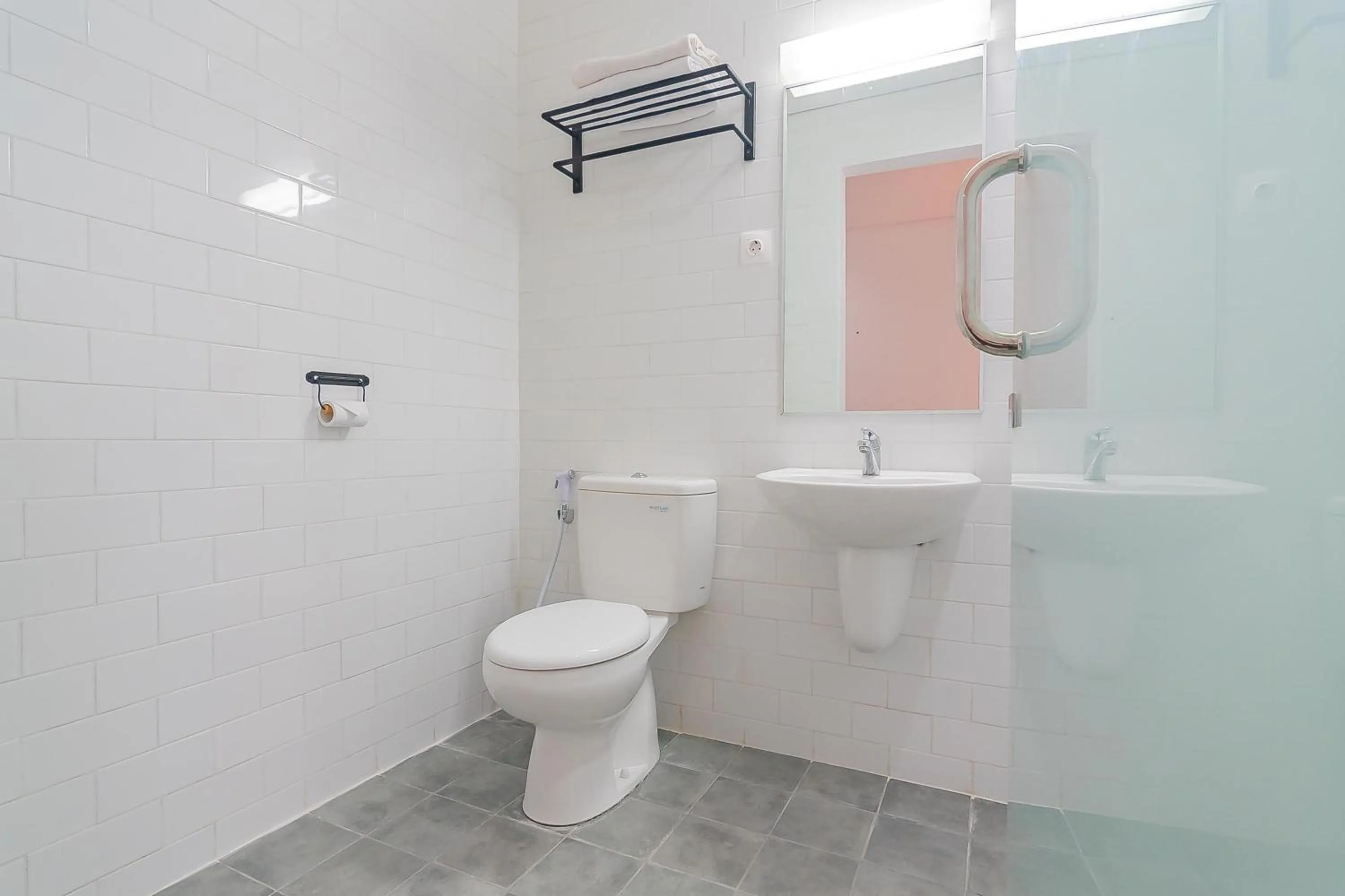 RedDoorz Premium @ Hotel Hebat