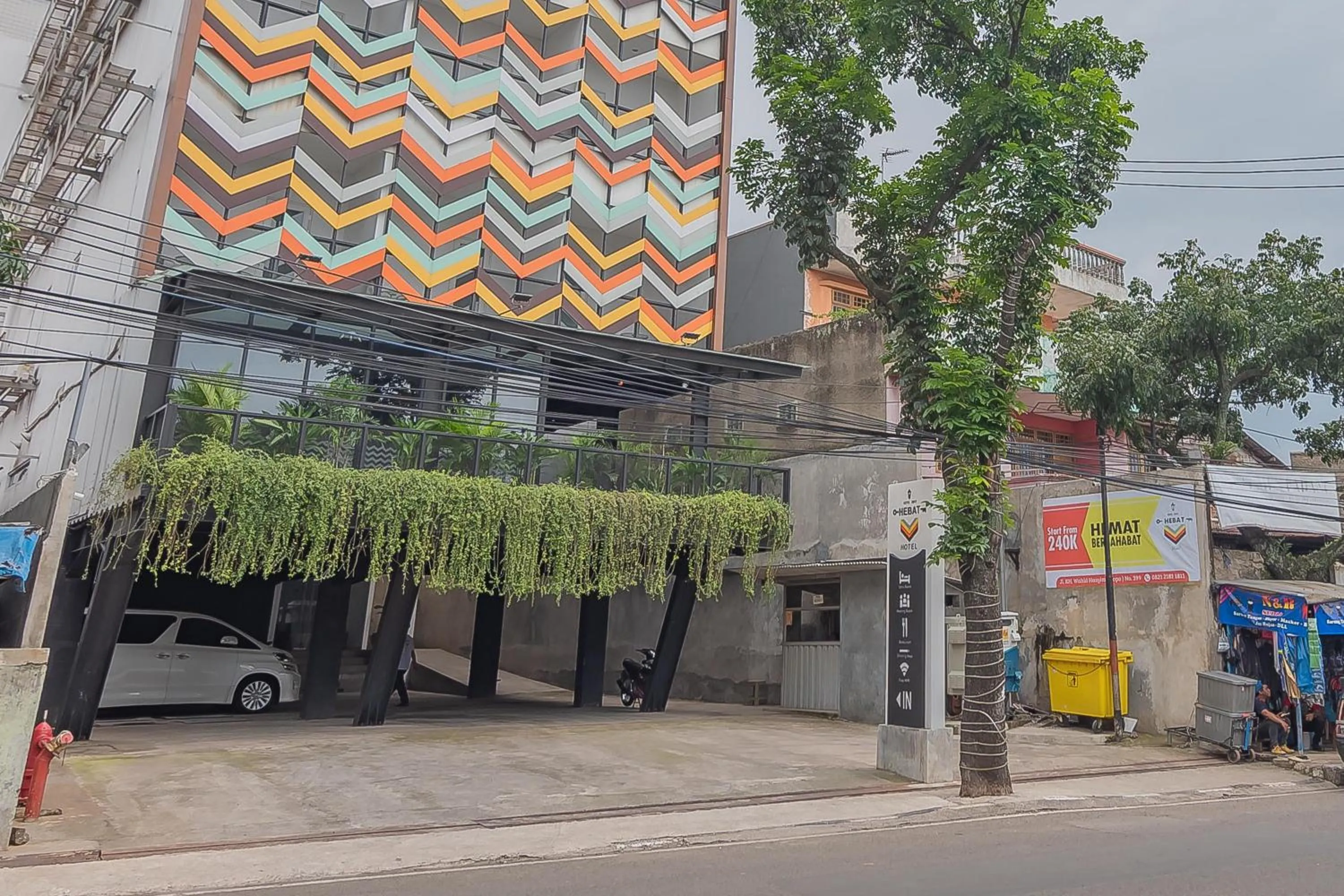 RedDoorz Premium @ Hotel Hebat