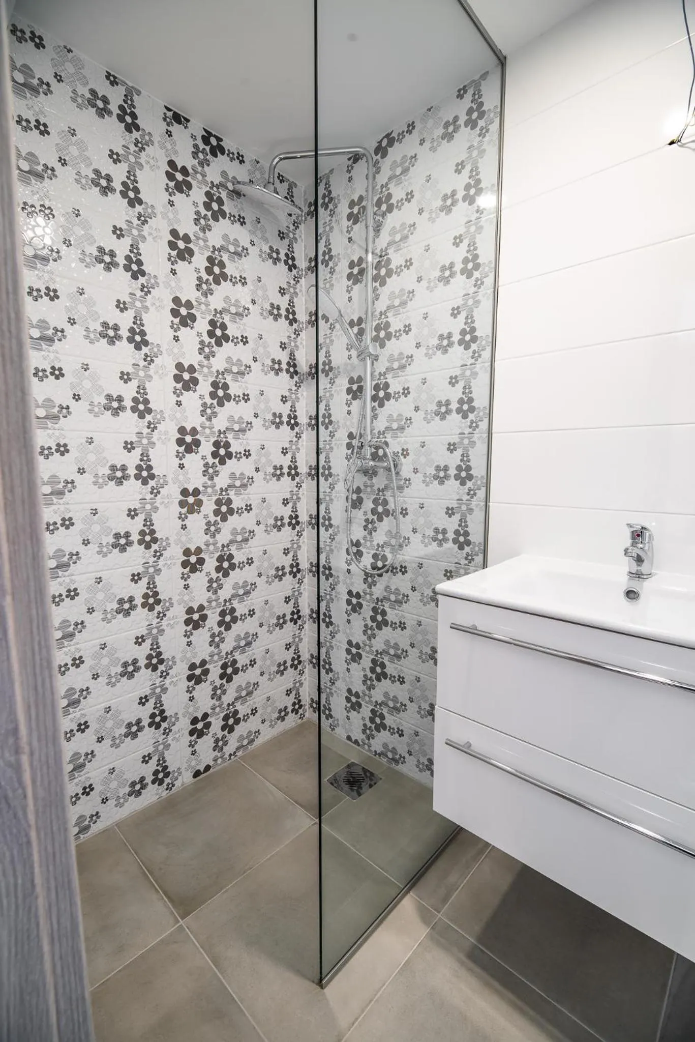 Shower in Guesthouse Mars