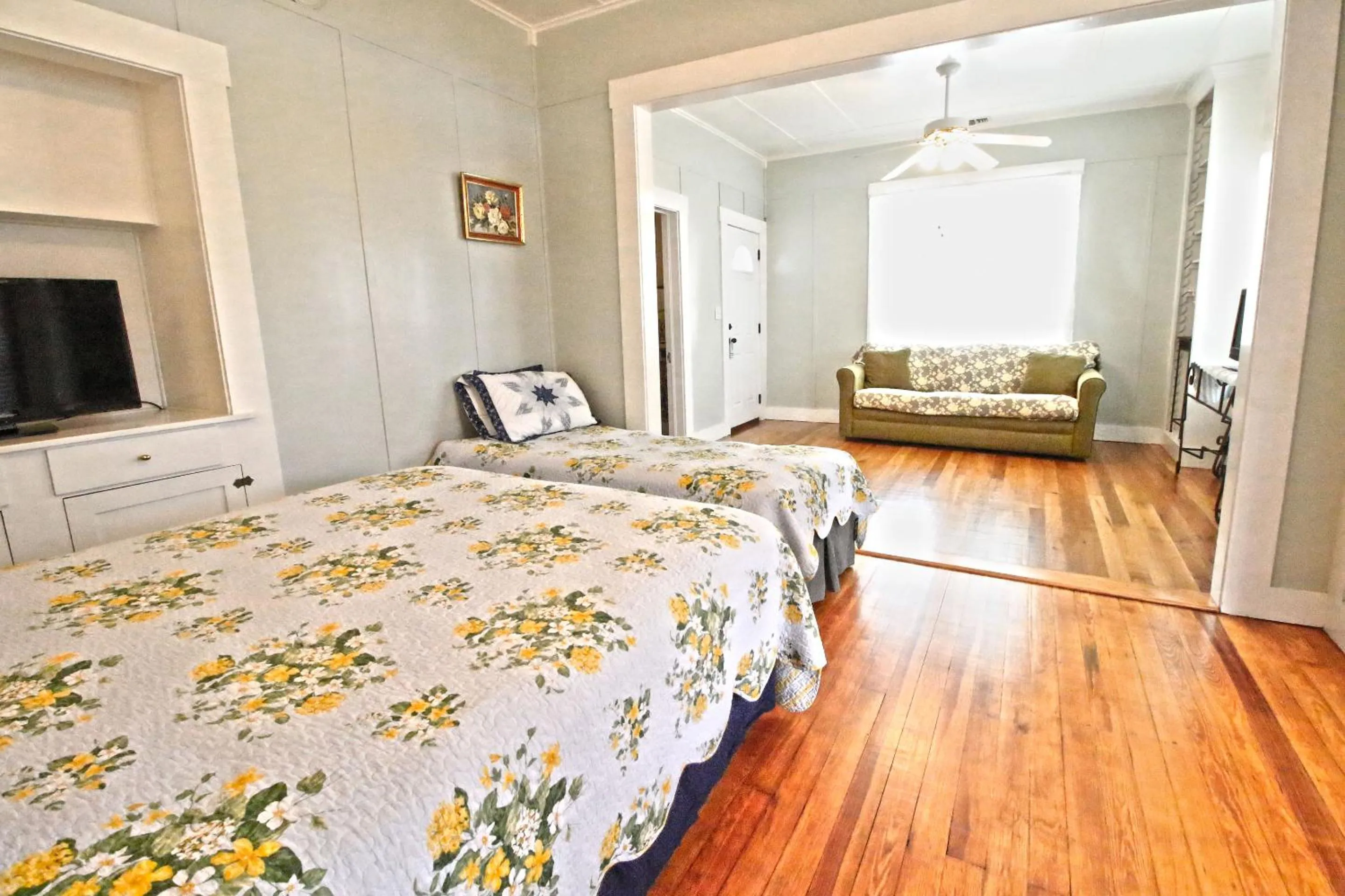 Living room, Bed in Peach Tree Inn & Suites
