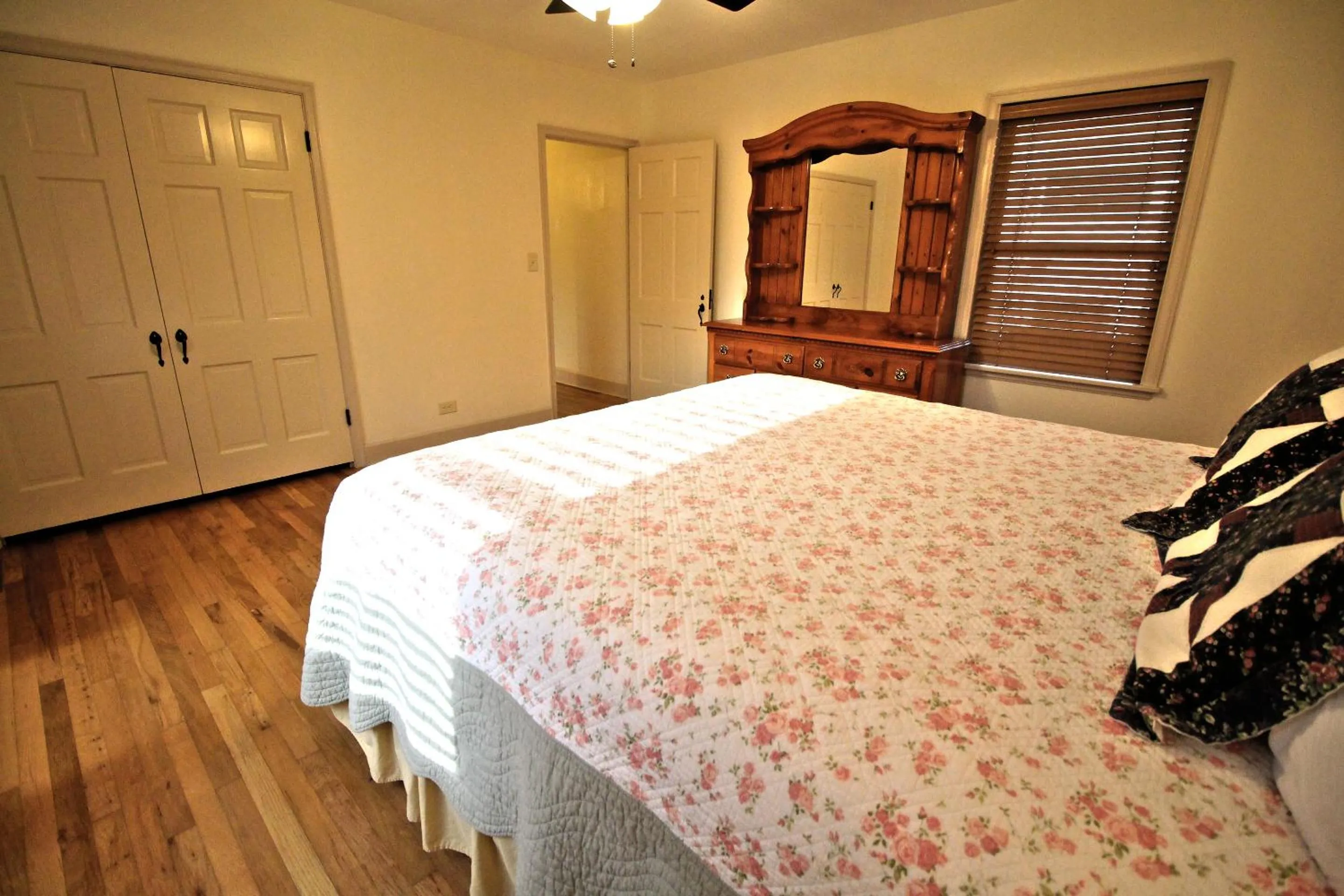 Bedroom, Bed in Peach Tree Inn & Suites