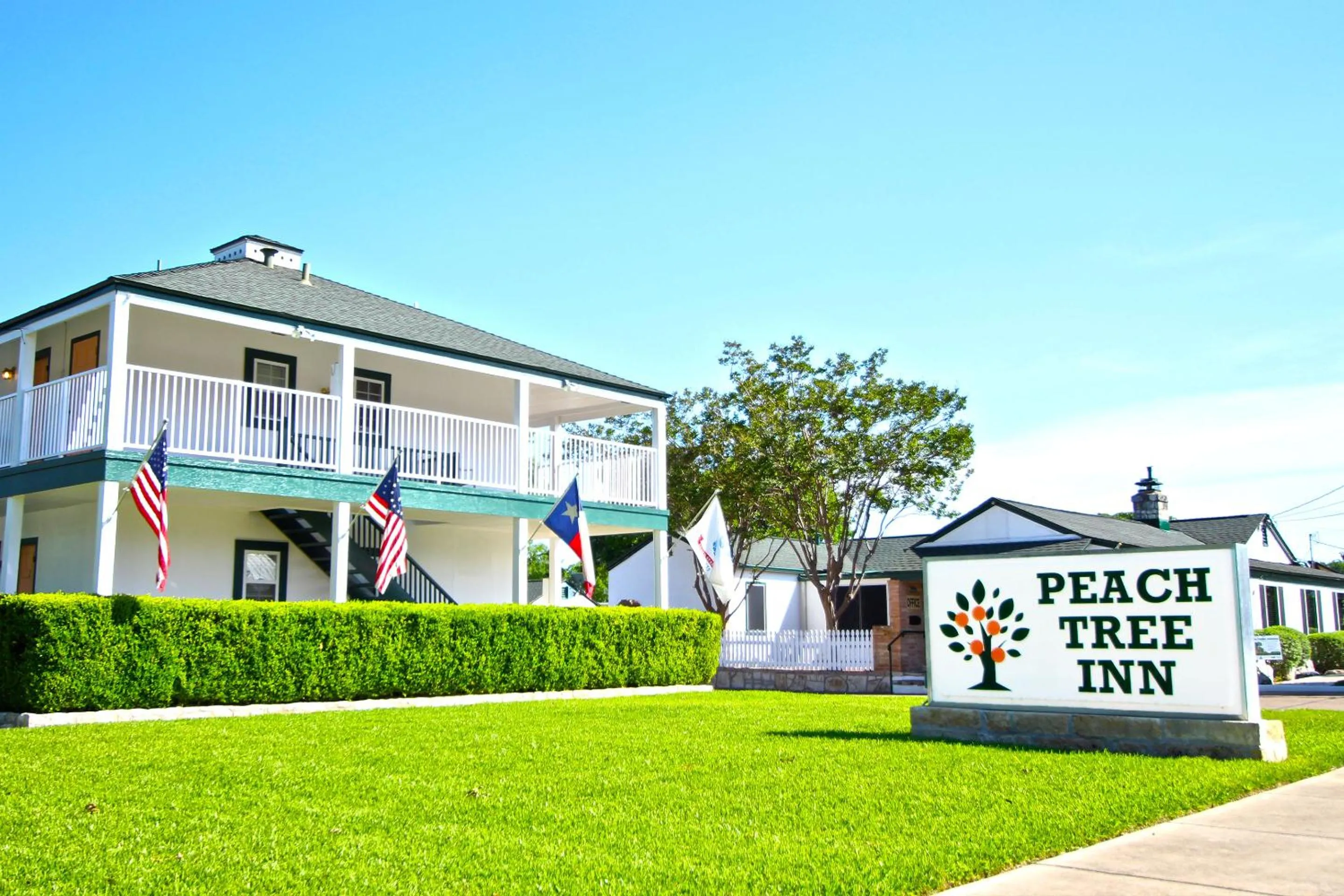 Facade/entrance in Peach Tree Inn & Suites