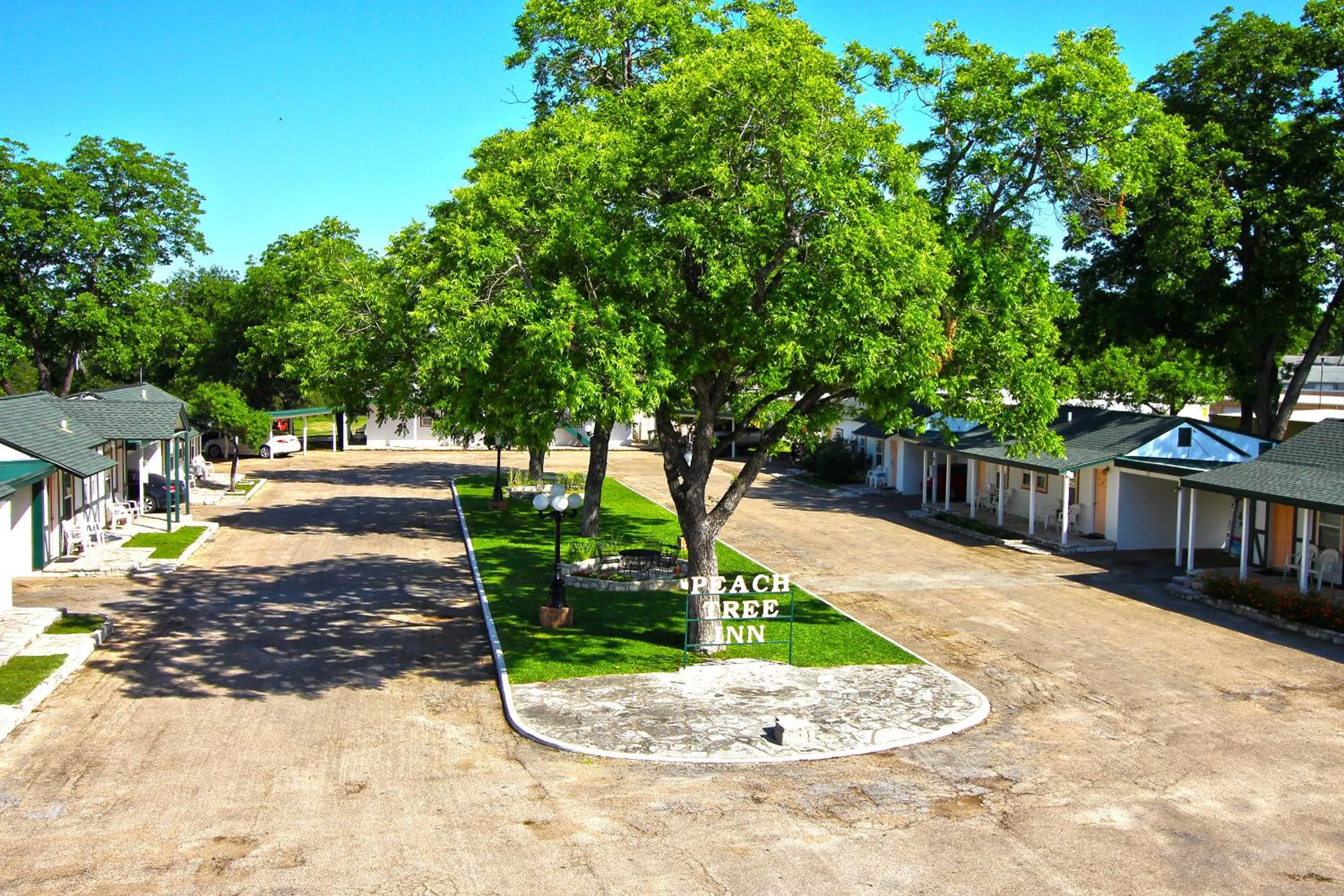 Facade/entrance in Peach Tree Inn & Suites