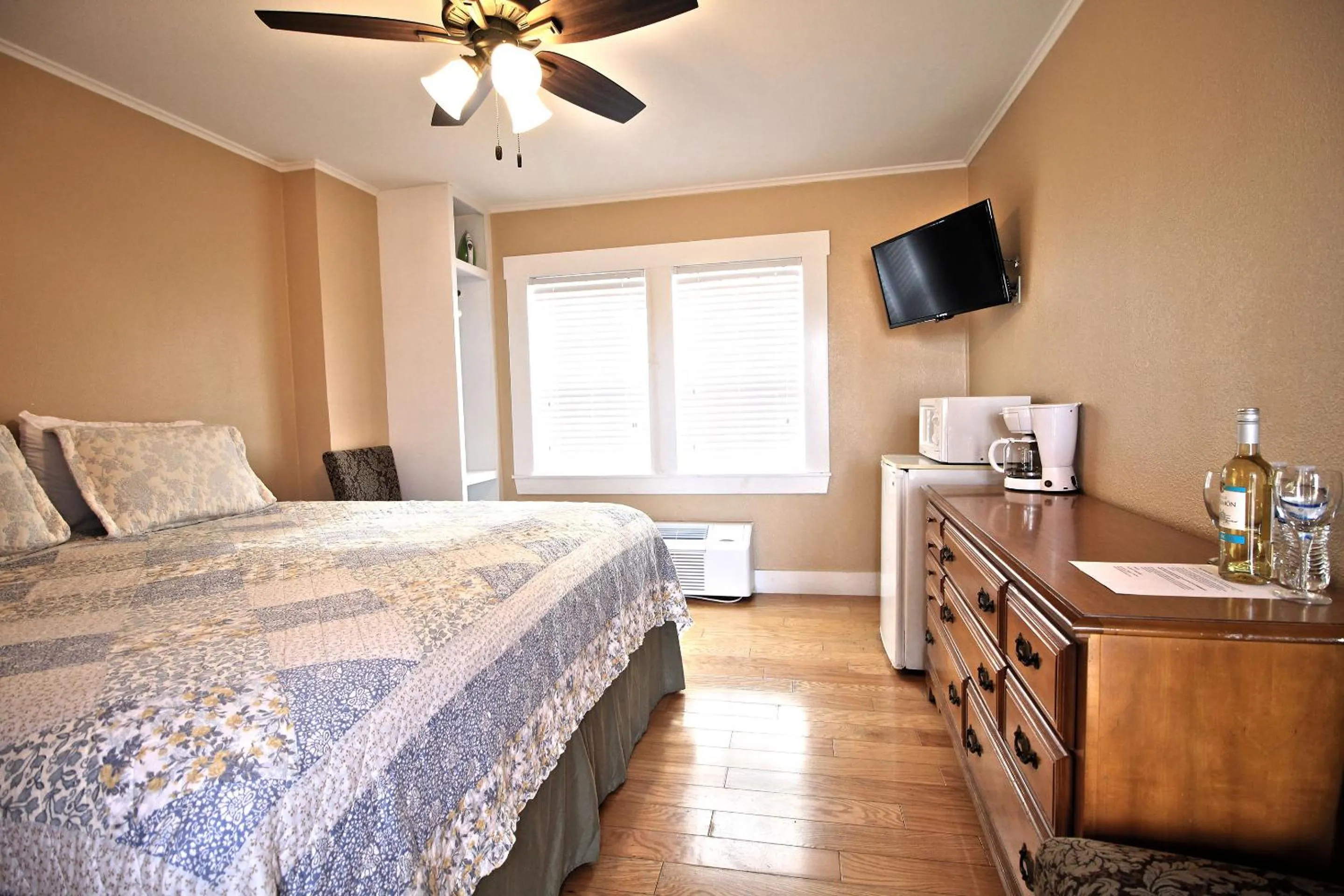 Photo of the whole room, Bed in Peach Tree Inn & Suites