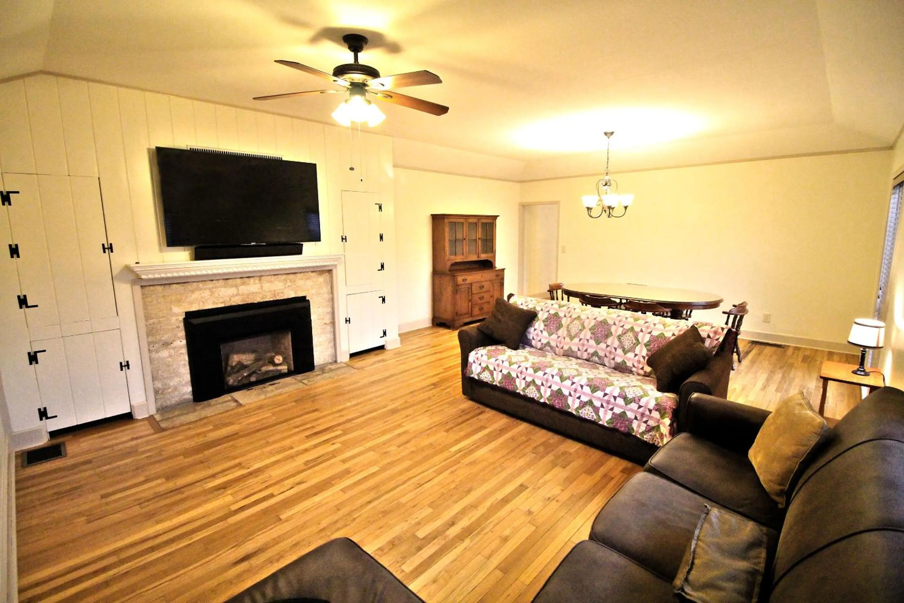 Living room in Peach Tree Inn & Suites