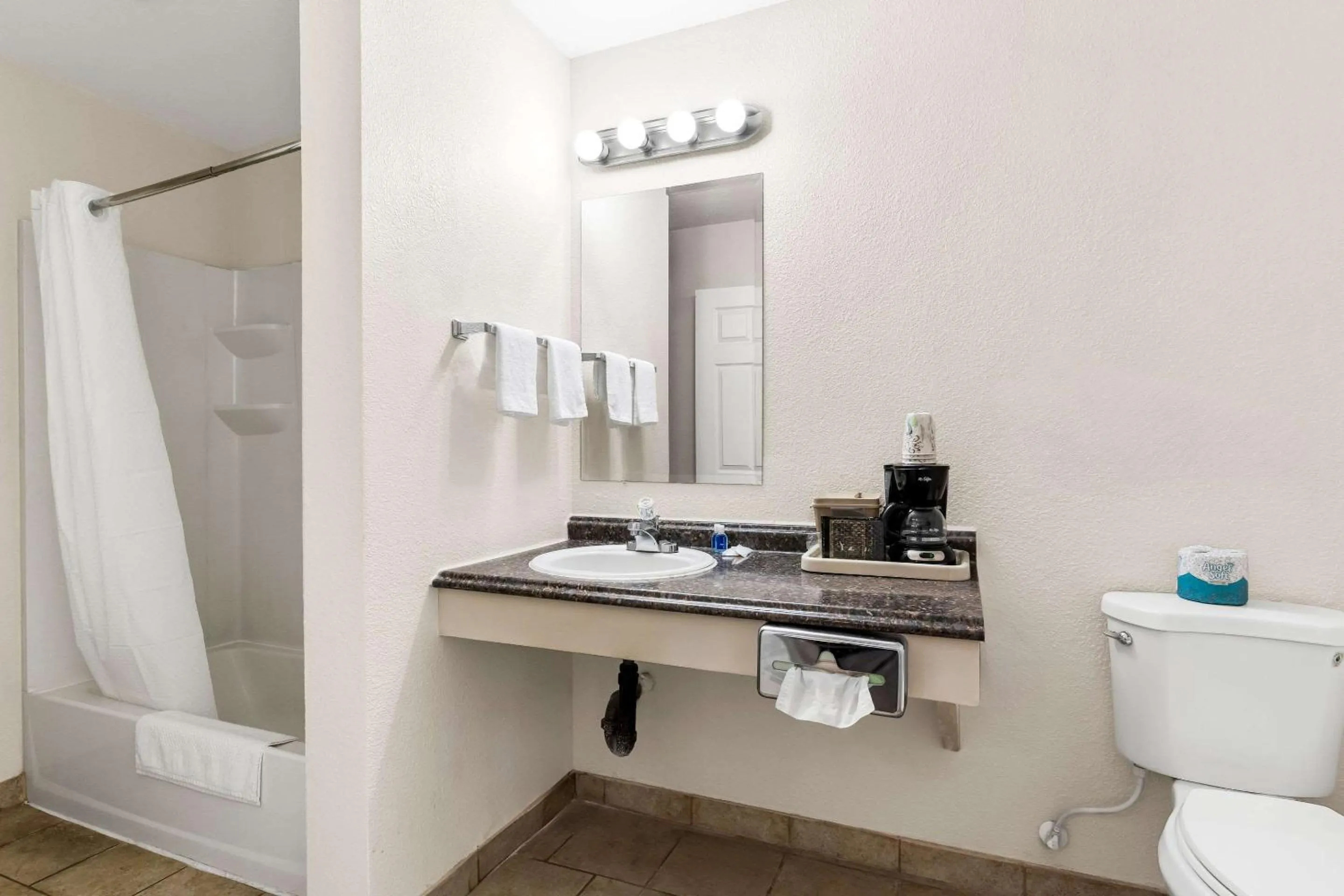 Bedroom in Rodeway Inn Hermiston - Umatilla