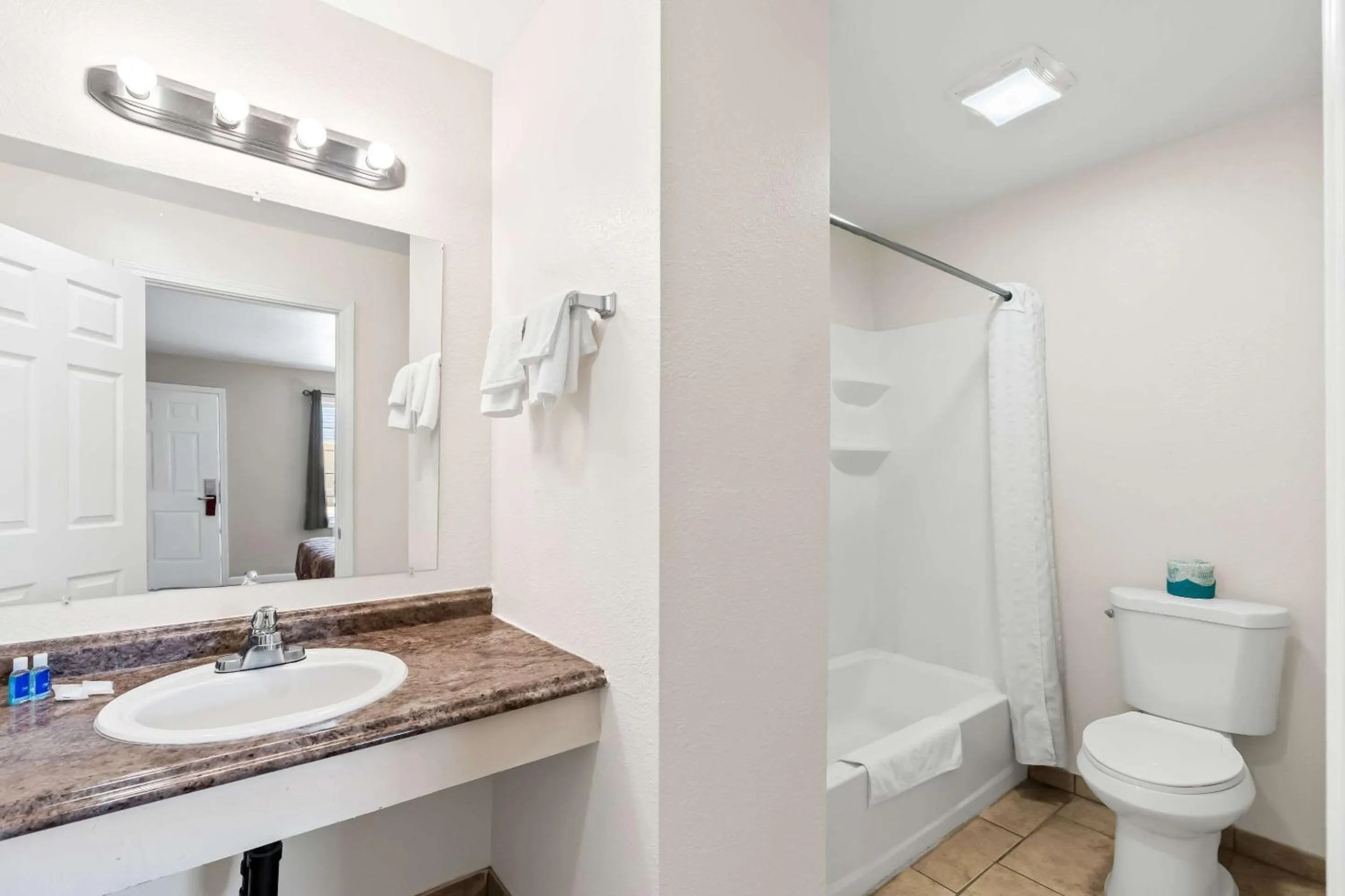 Bedroom in Rodeway Inn Hermiston - Umatilla