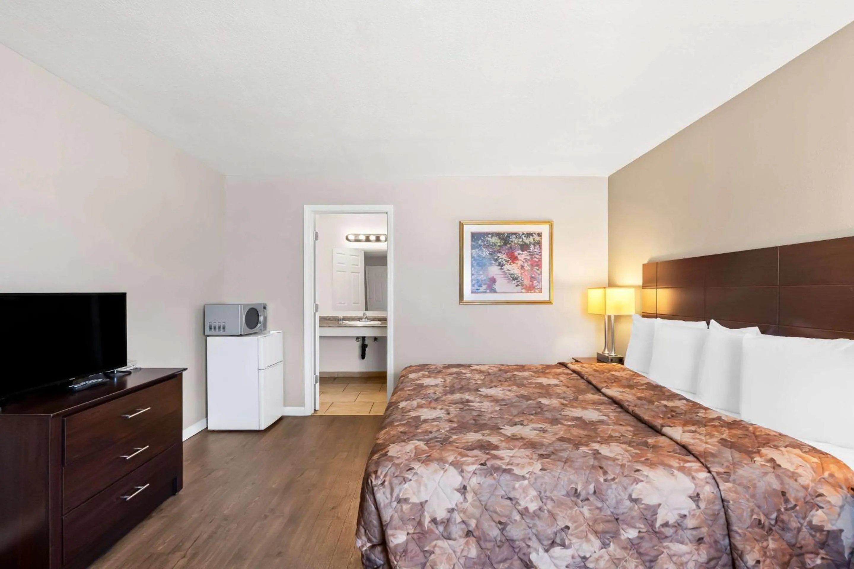 Bedroom, Bed in Rodeway Inn Hermiston - Umatilla