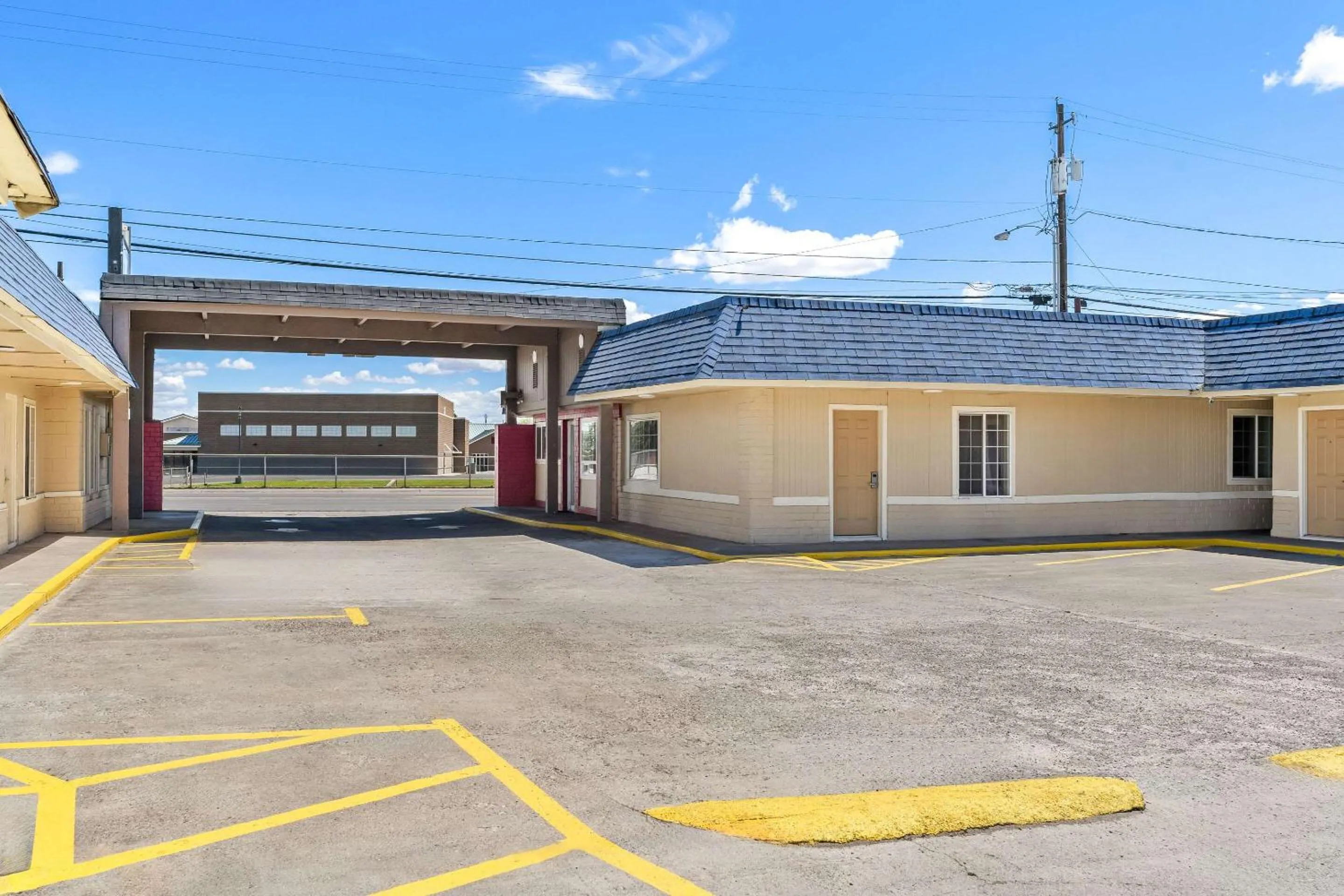 Property building in Rodeway Inn Hermiston - Umatilla